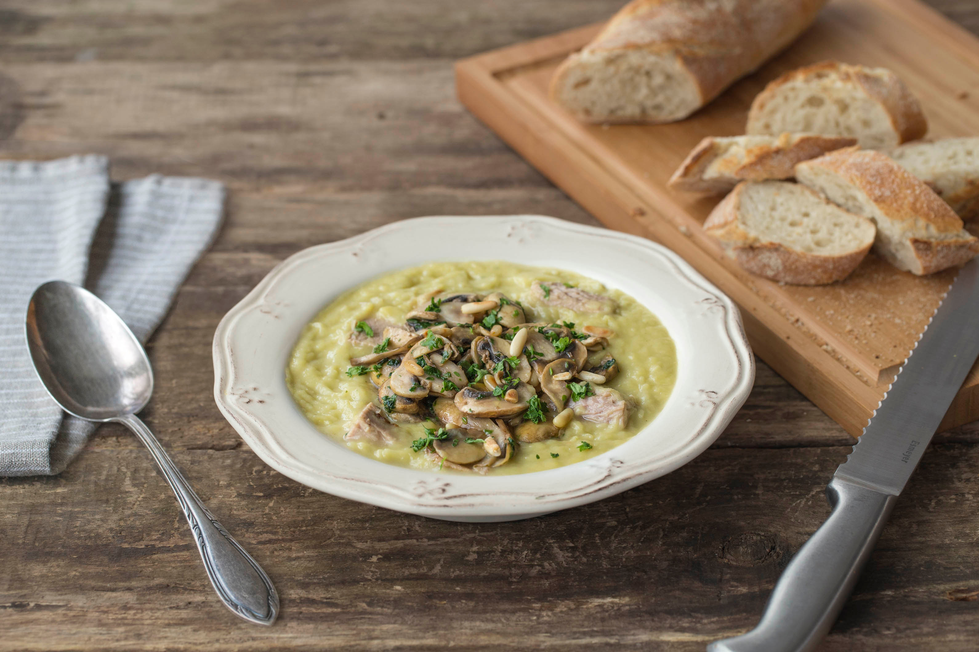 Preisoep met zalm en kamutbroodje