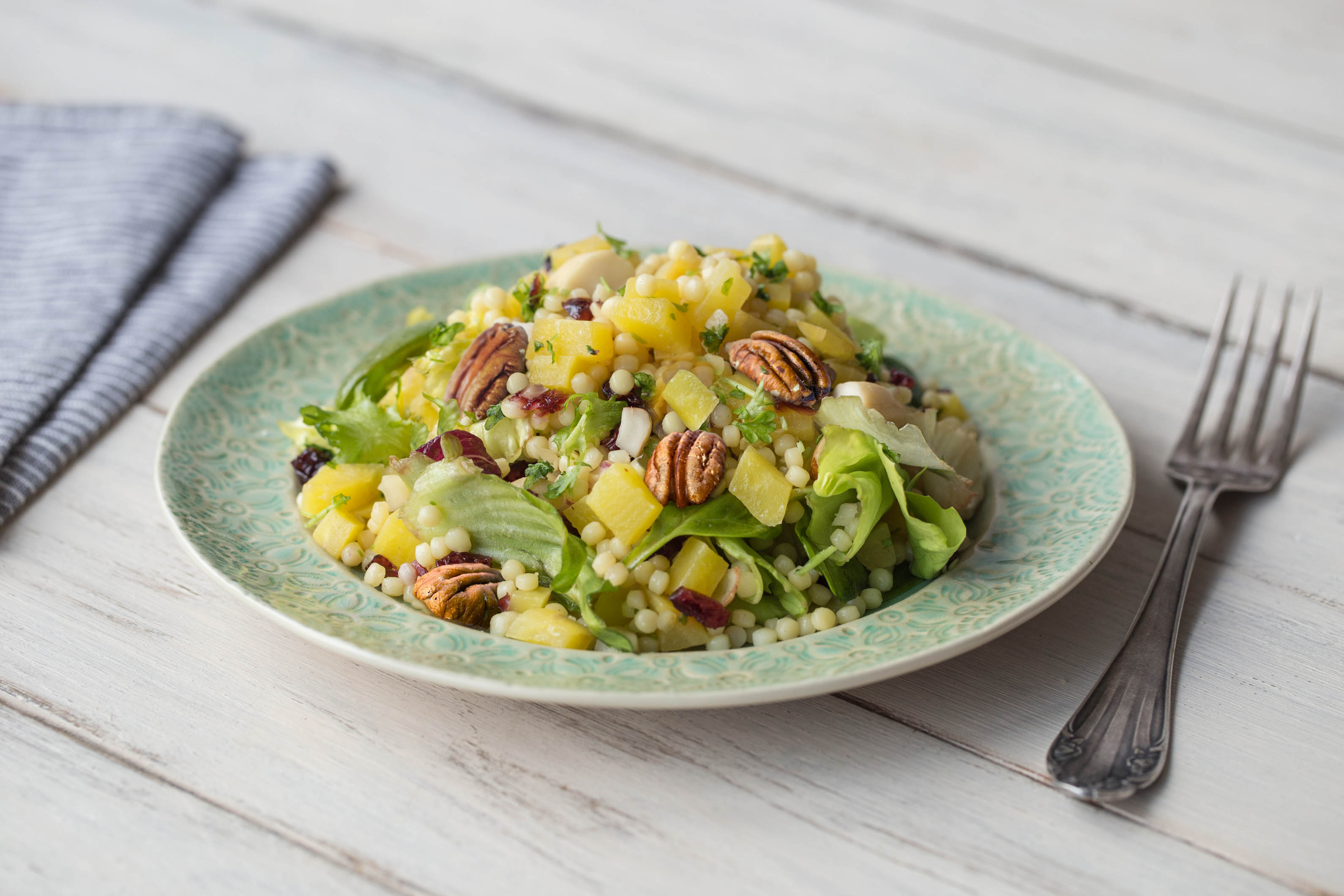 Parelcouscoussalade met knapperige pecannoten