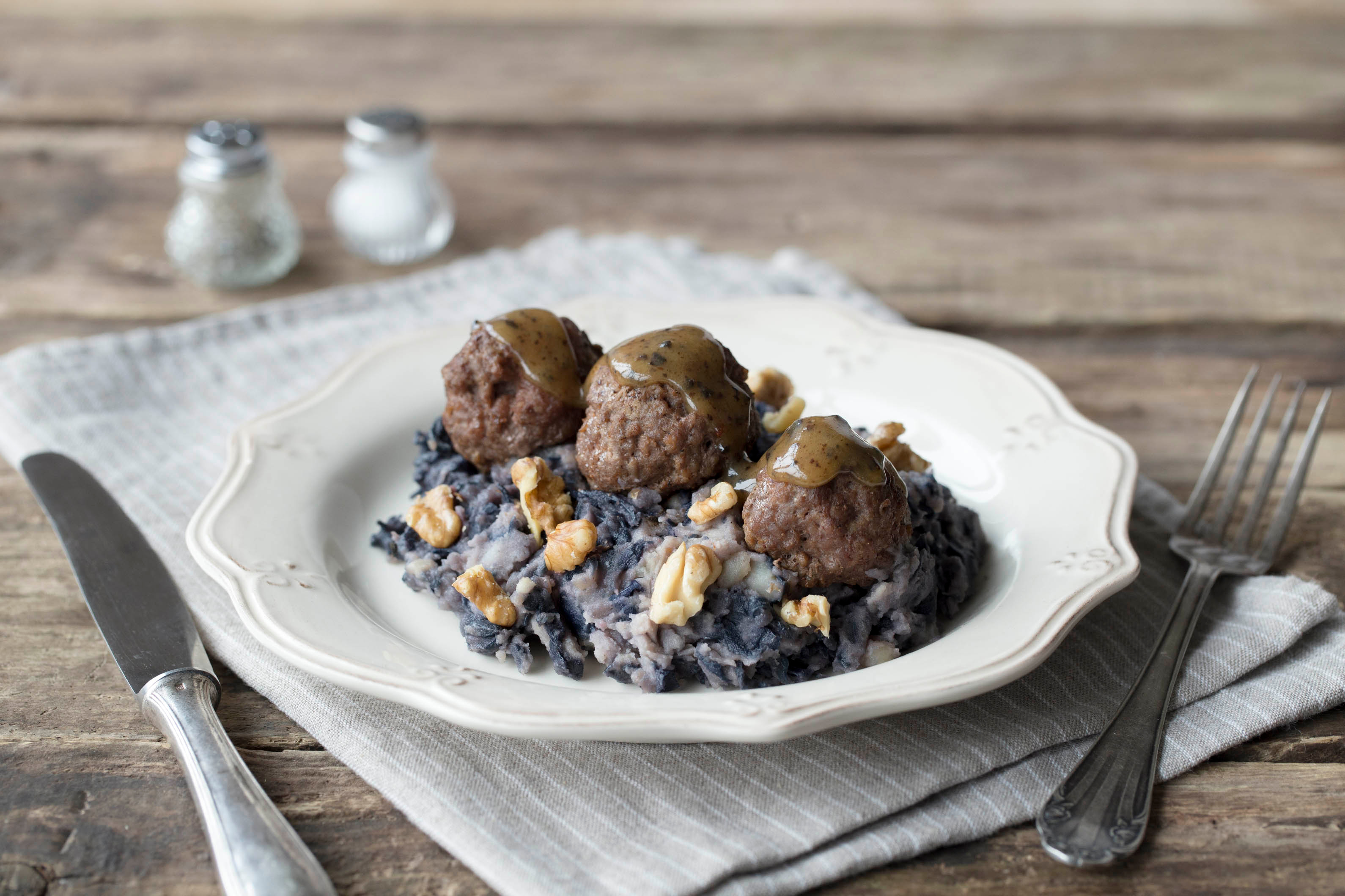 Rodekoolstamppot met walnoten en gehaktballen