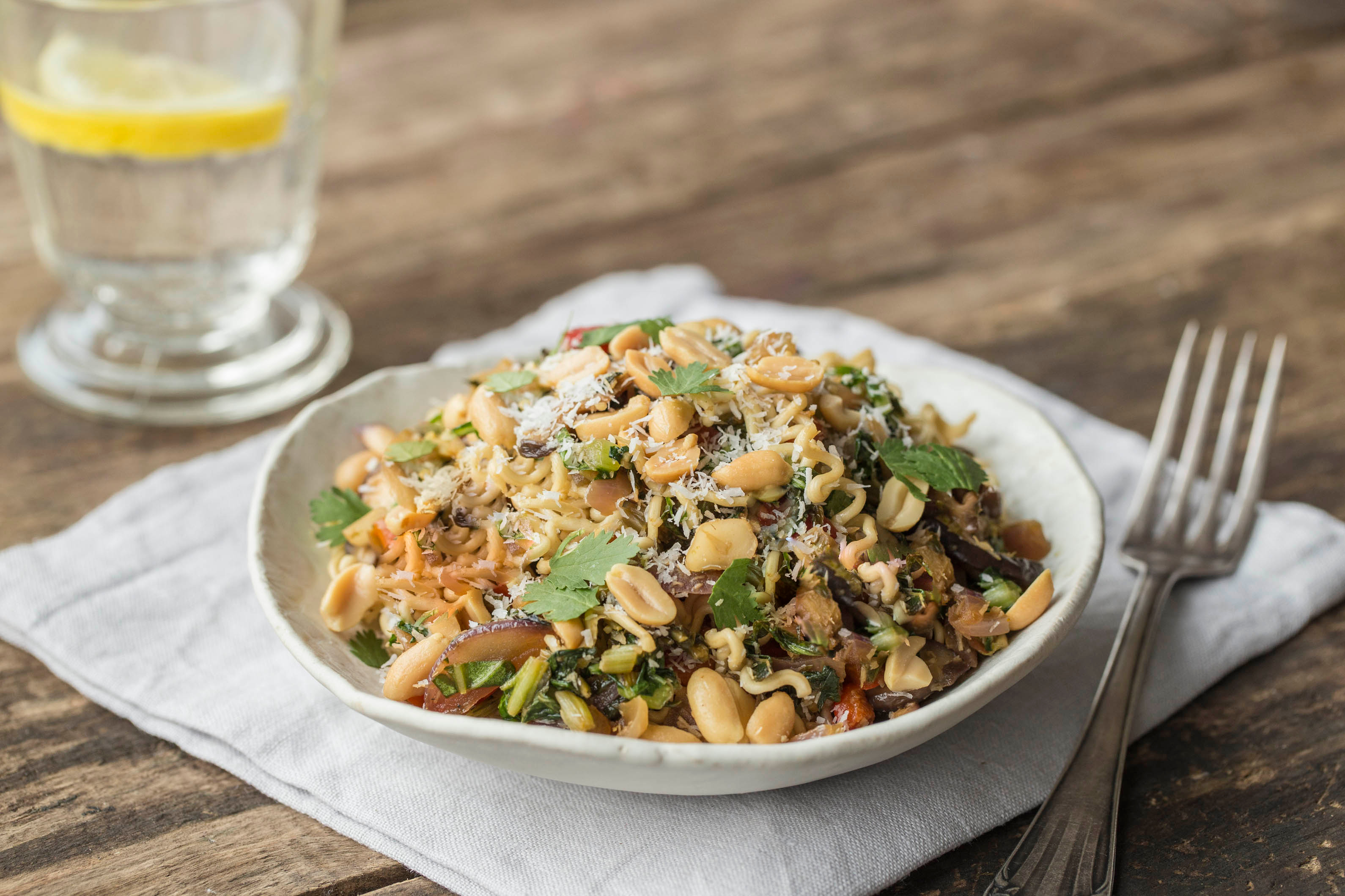 Noedels met shiitake, choisam, pinda’s en geraspte kokos