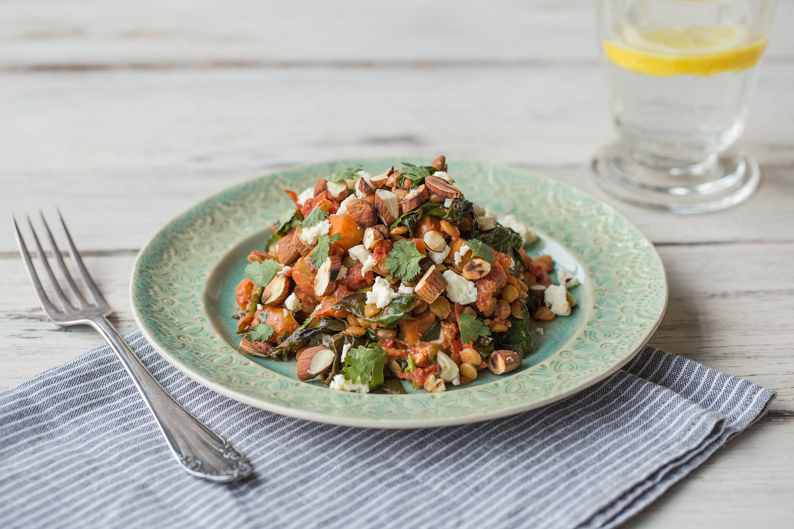 Groene linzen met spinazie, bataat, feta en amandelen