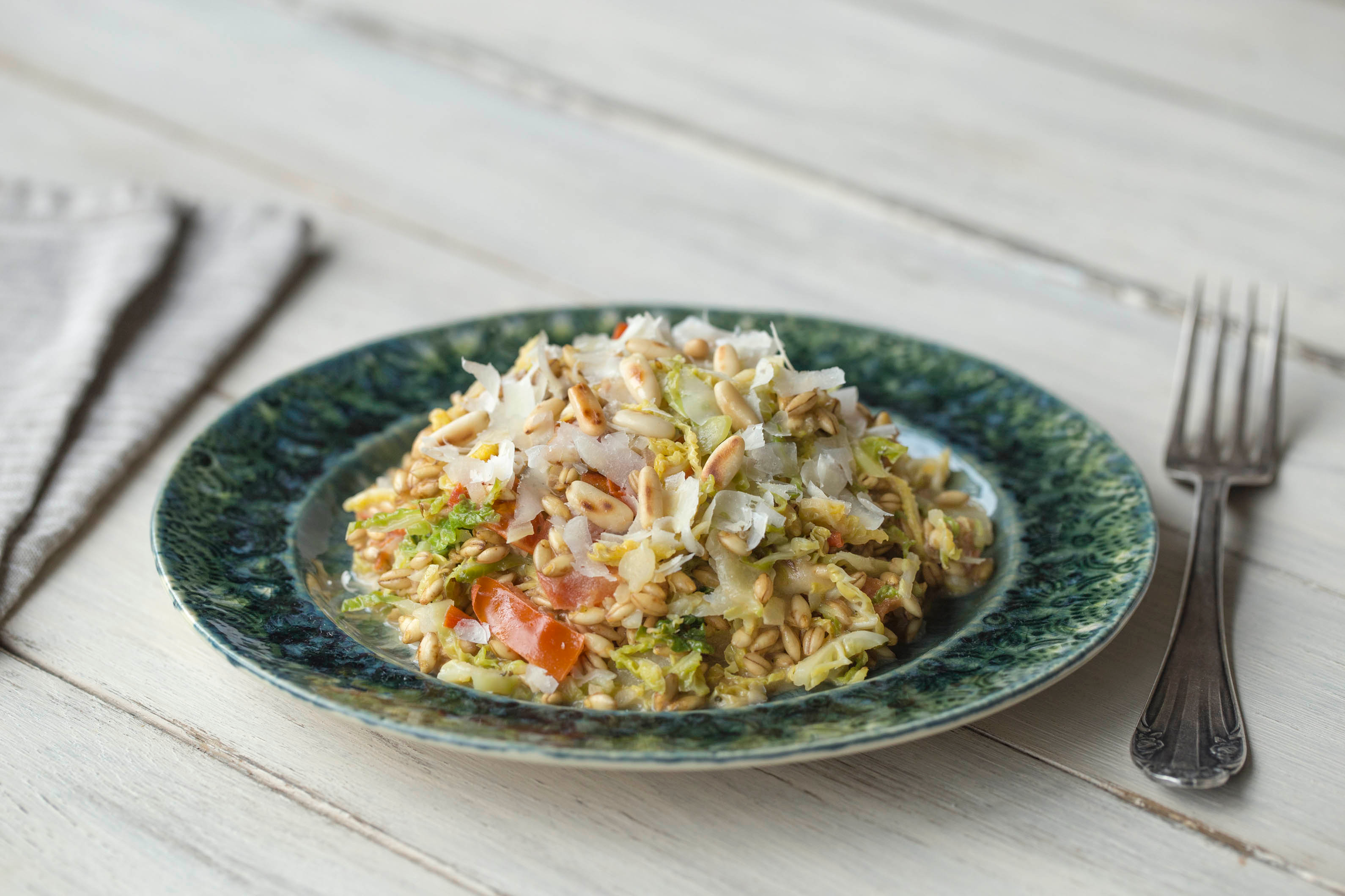 Romige orzo met savooiekool, grana padano en pijnboompitten