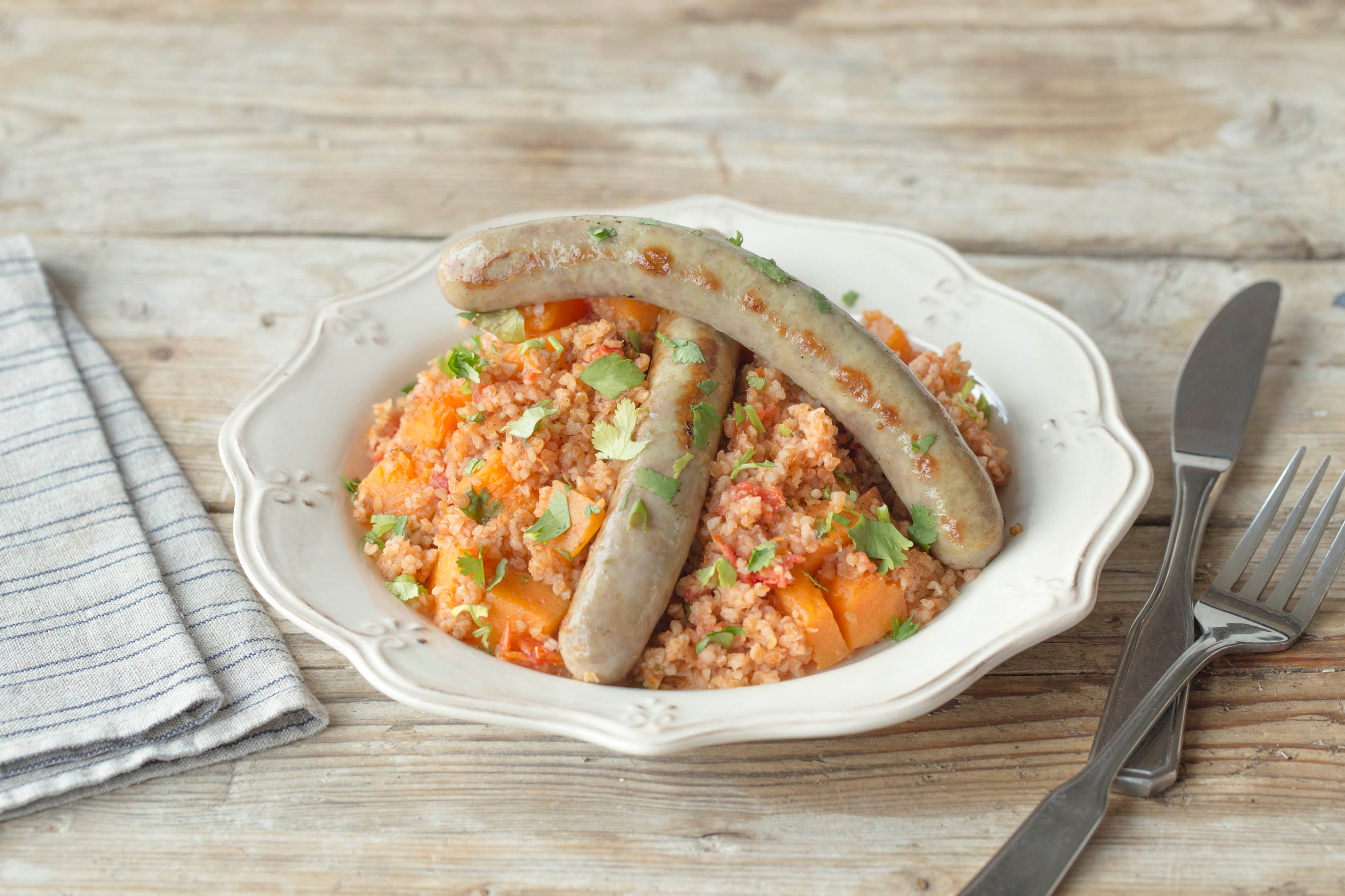 Bulgur met kruidige kipworstjes en pompoen