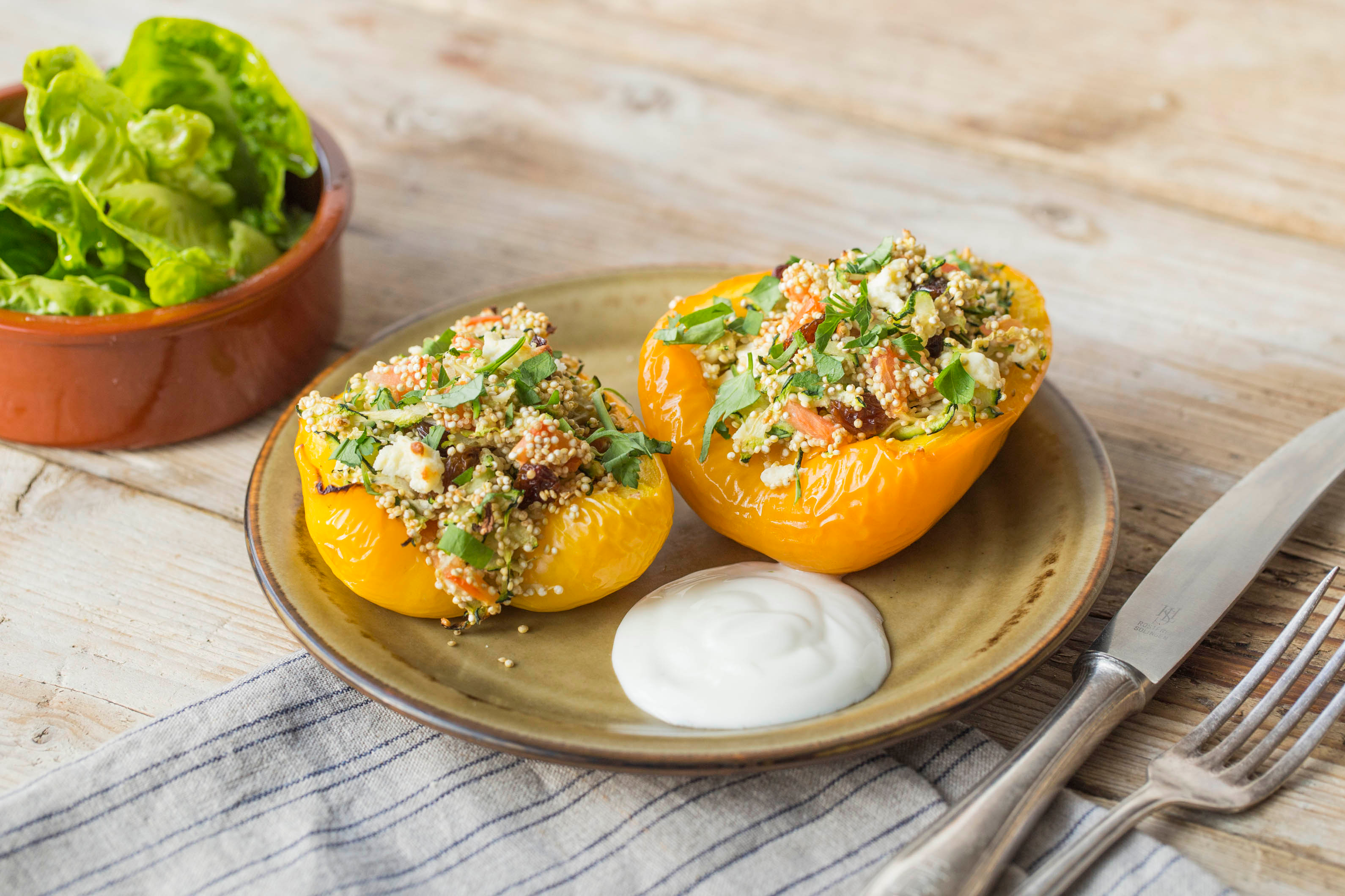 Mit Quinoa, Zucchini, Rosinen und Feta gefüllte Paprika,