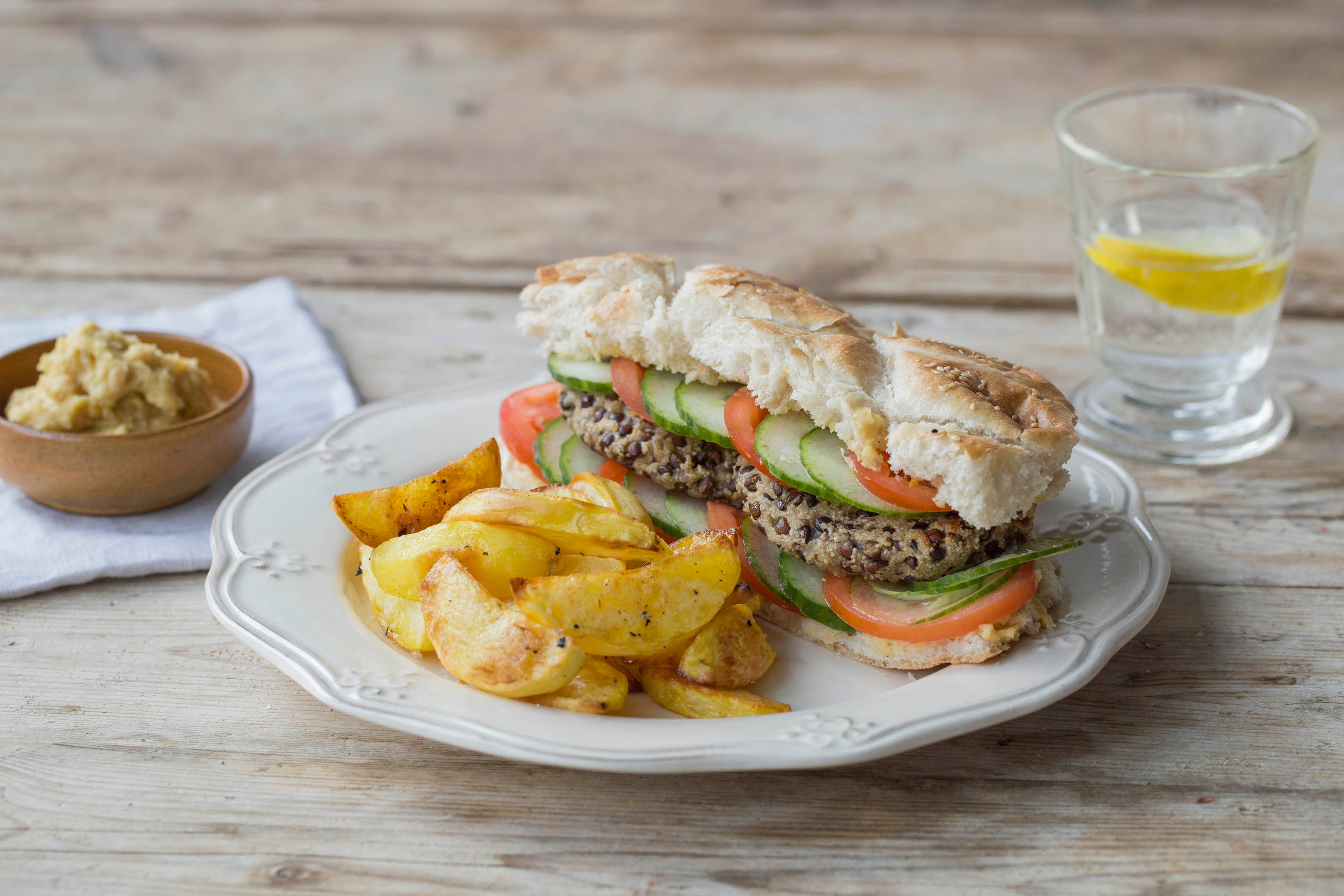 Marokkanisch gewürzte Linsen-Burger in Pita-Taschen