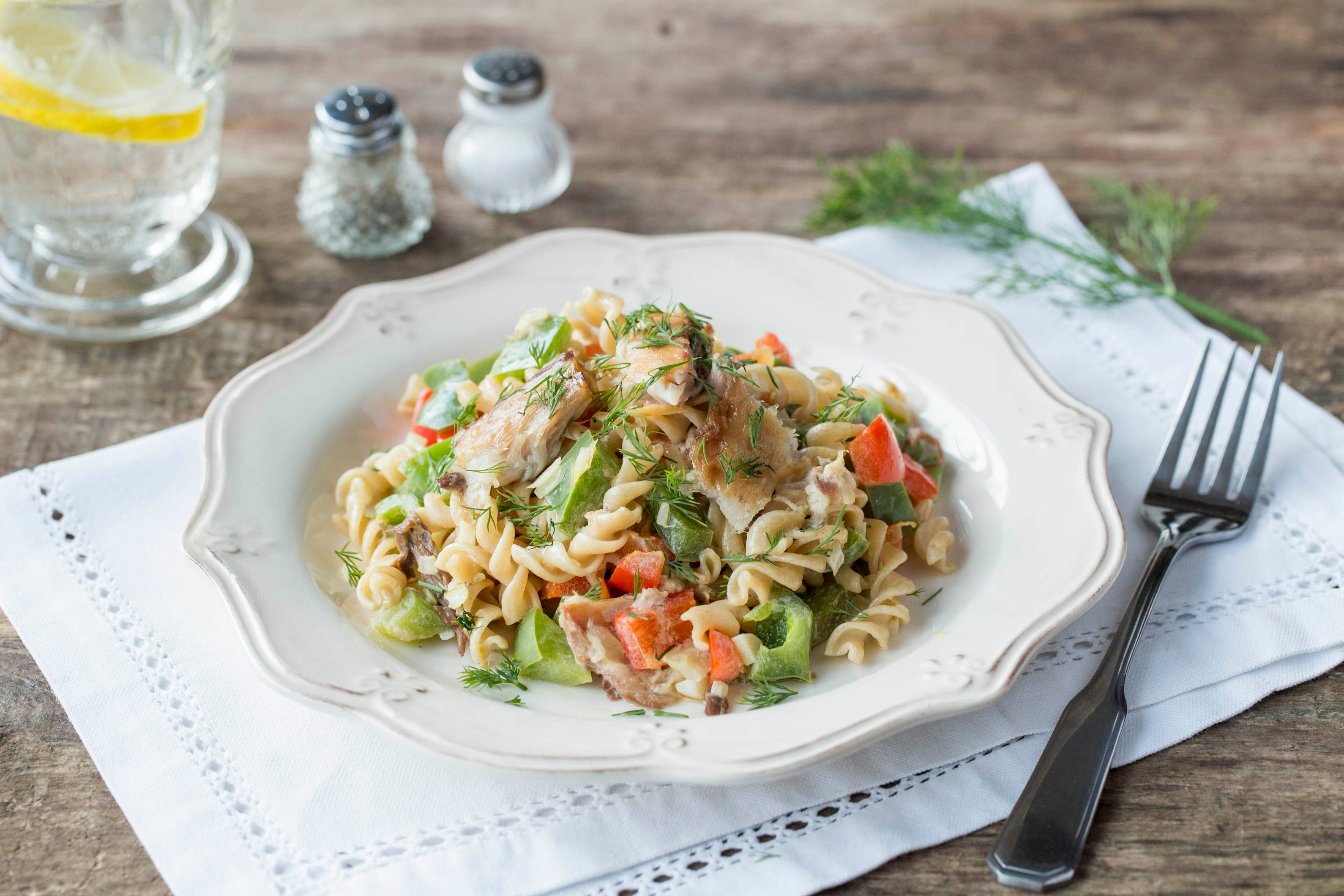 Fusilli integrale met warm gerookte makreel, verse dille en crème fraîche