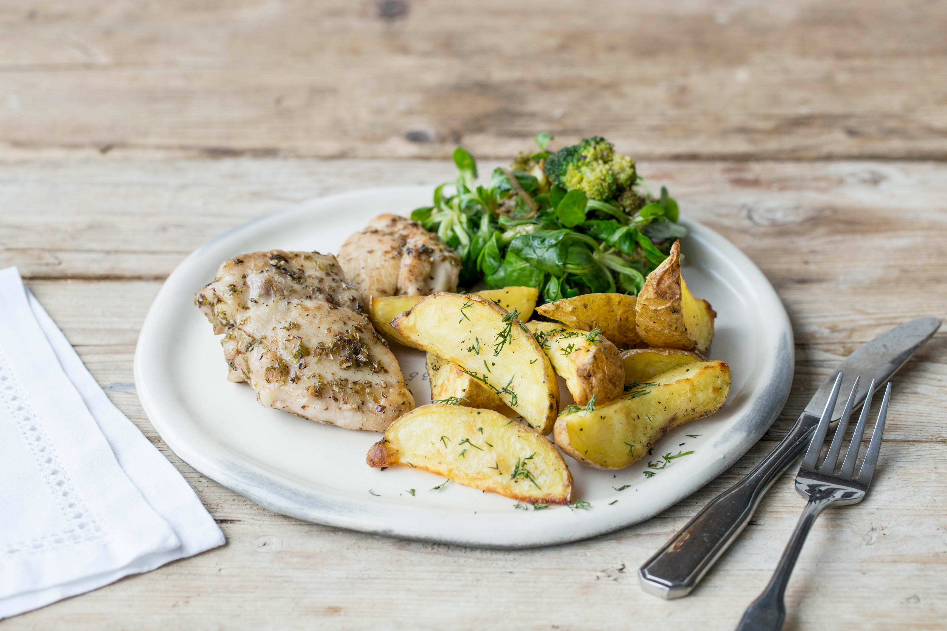 Gemarineerde kippendijfilet met ovenkrieltjes en een lauwwarme salade