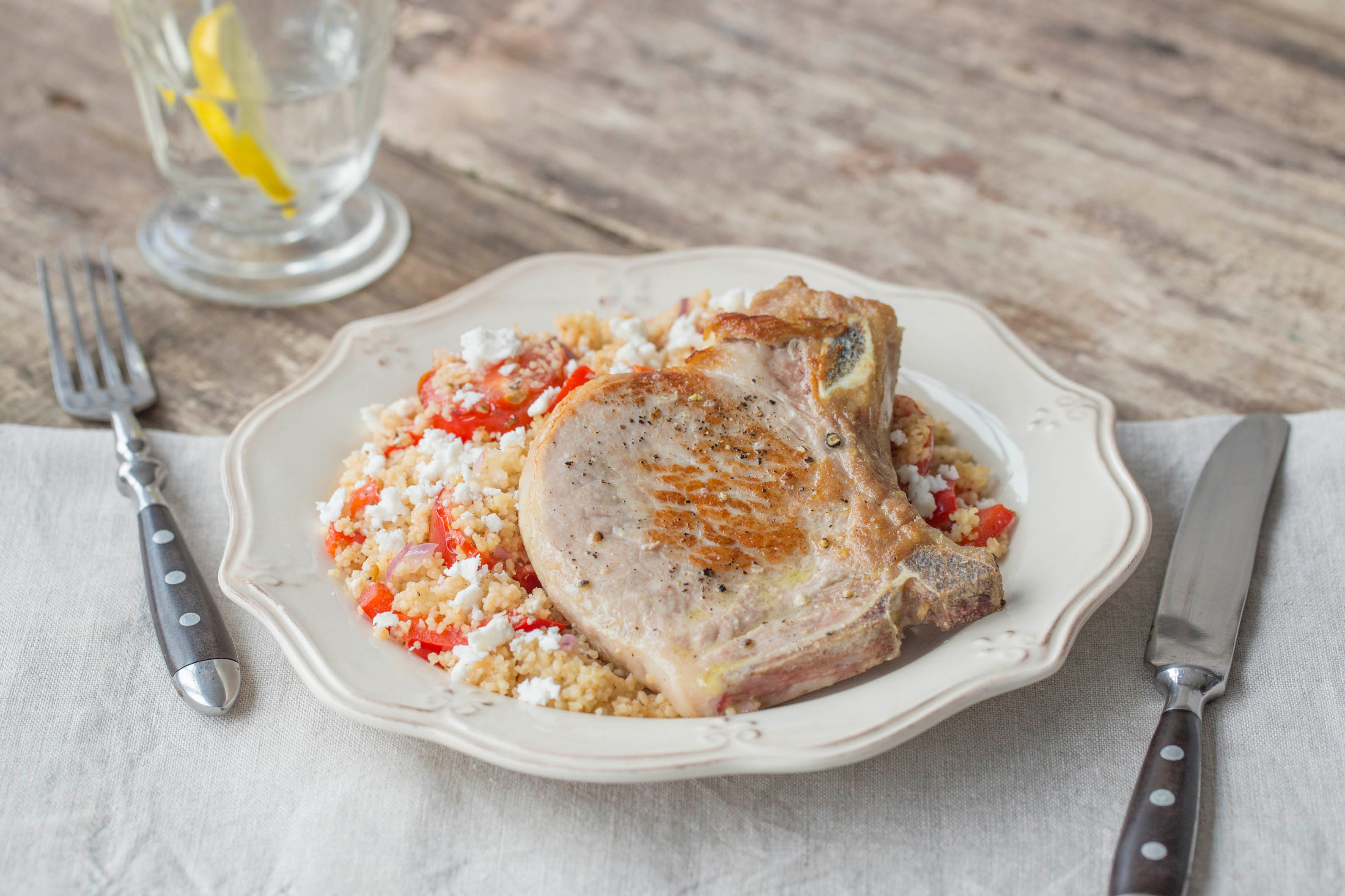 Varkenskotelet met volkoren couscous, groenten en geitenkaas