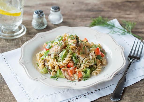 Fusilli integrale met warm gerookte makreel, verse dille en crème fraîche