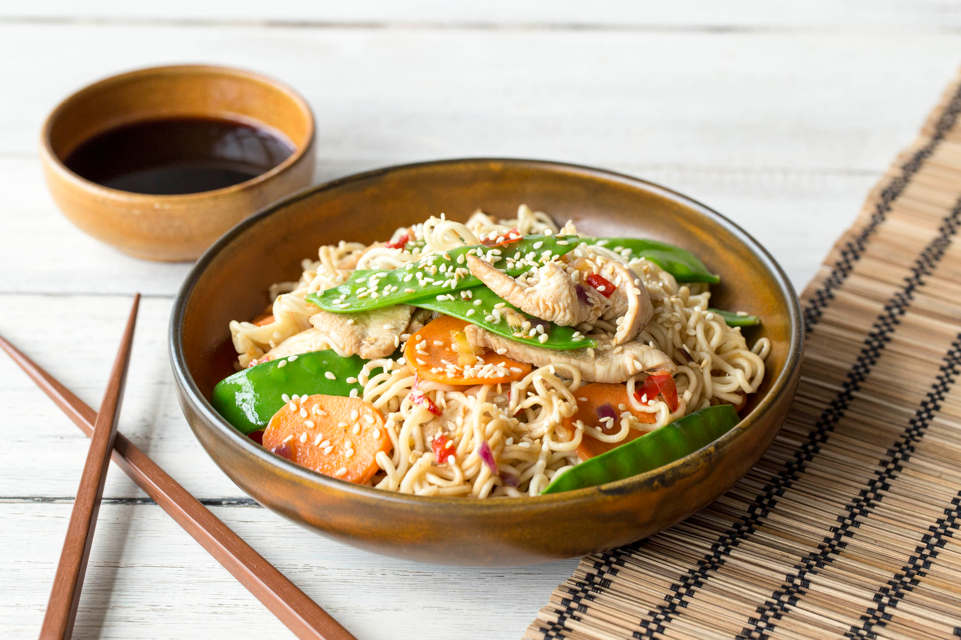 Sugarsnaps met kipfilet en geroosterde sesamzaad uit de wok