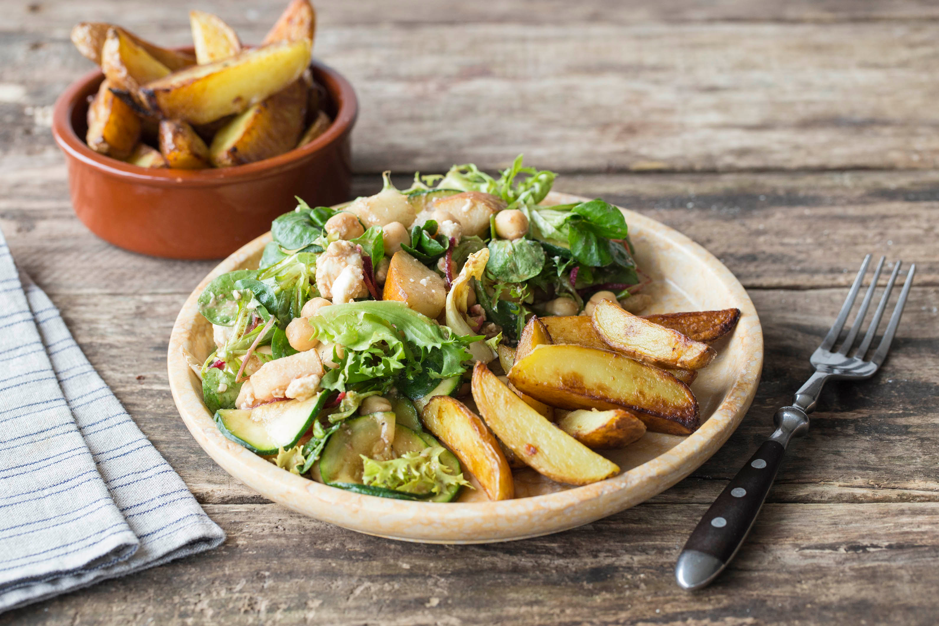 Salade van gegrilde courgette, geitenkaas en peer met kikkererwten