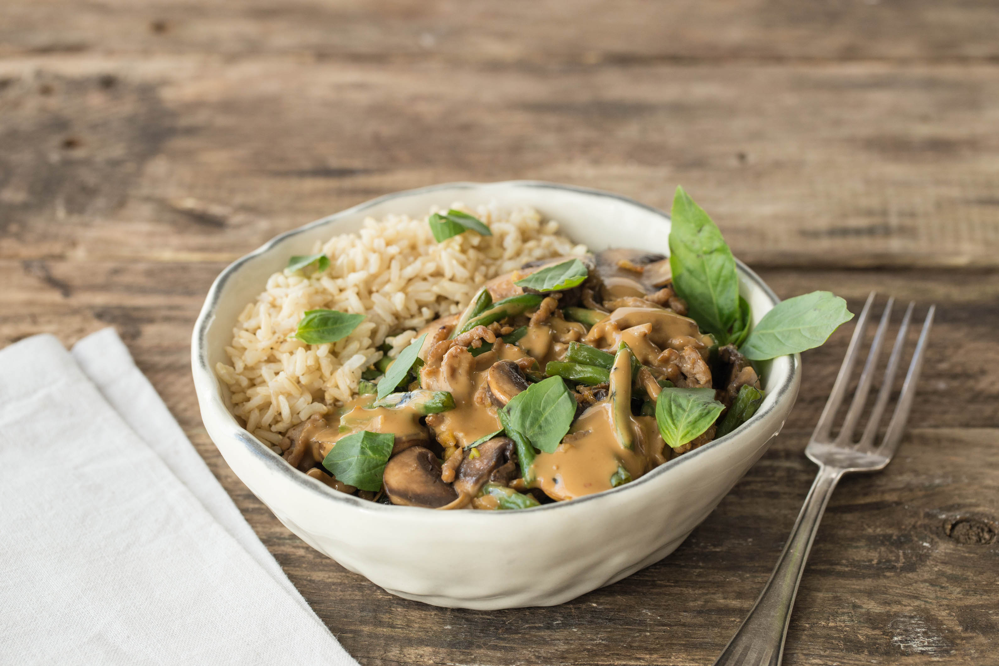 Kipgehakt met groenten, Thaise basilicum en gadogado-saus