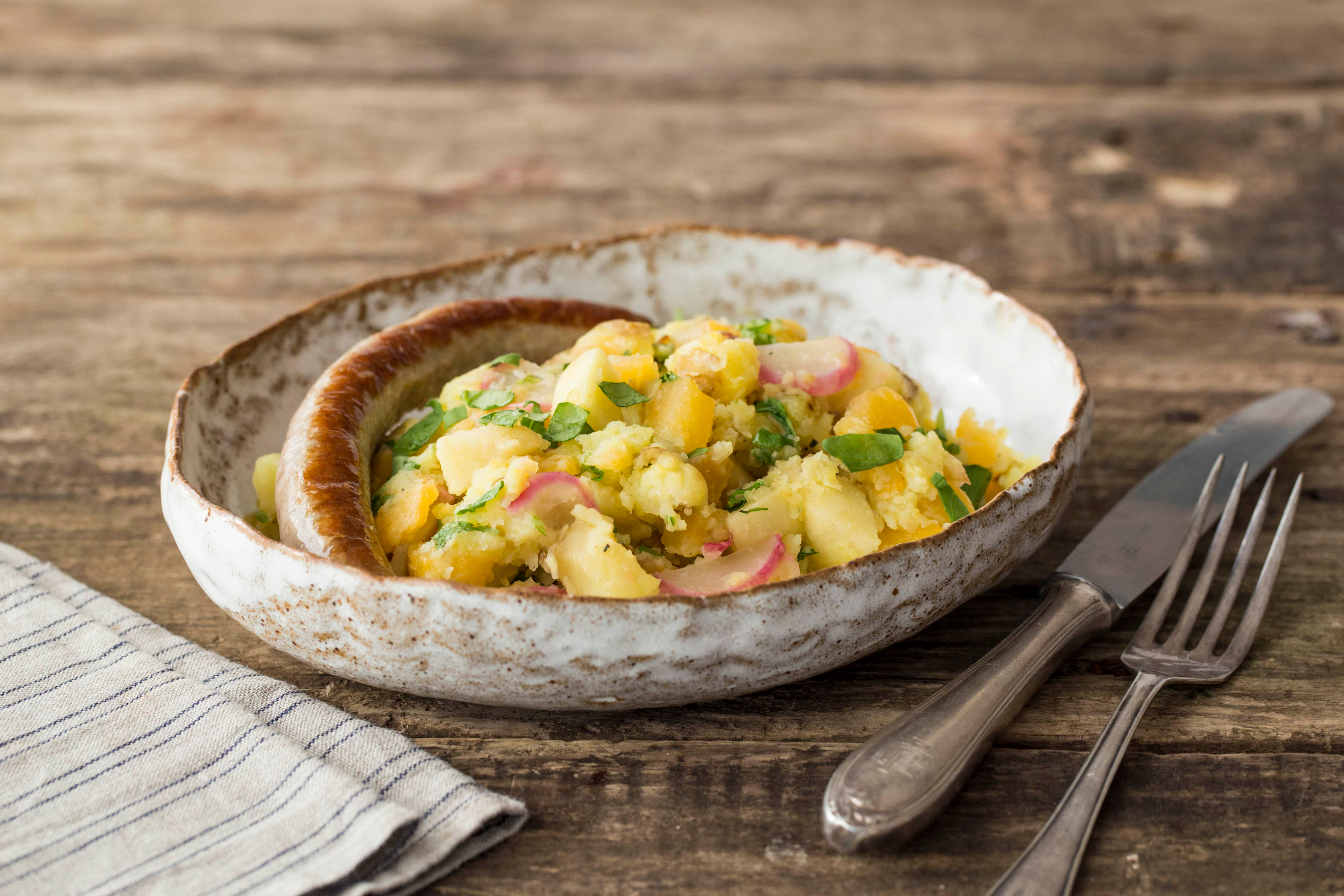 Radijsstamppot met runderworst, gebakken appel en sjalot