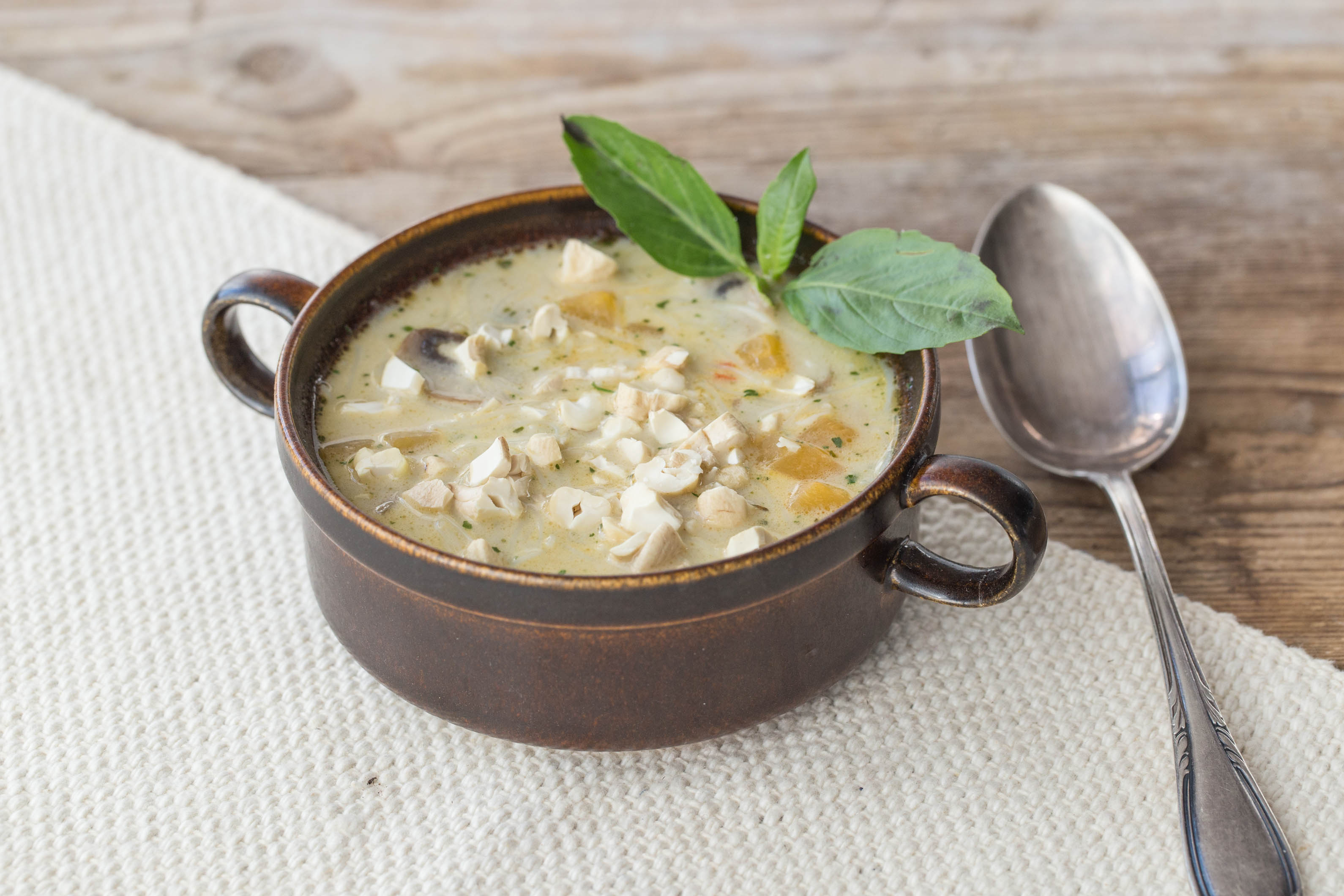 Kokossoep met noedels en Thaise basilicum