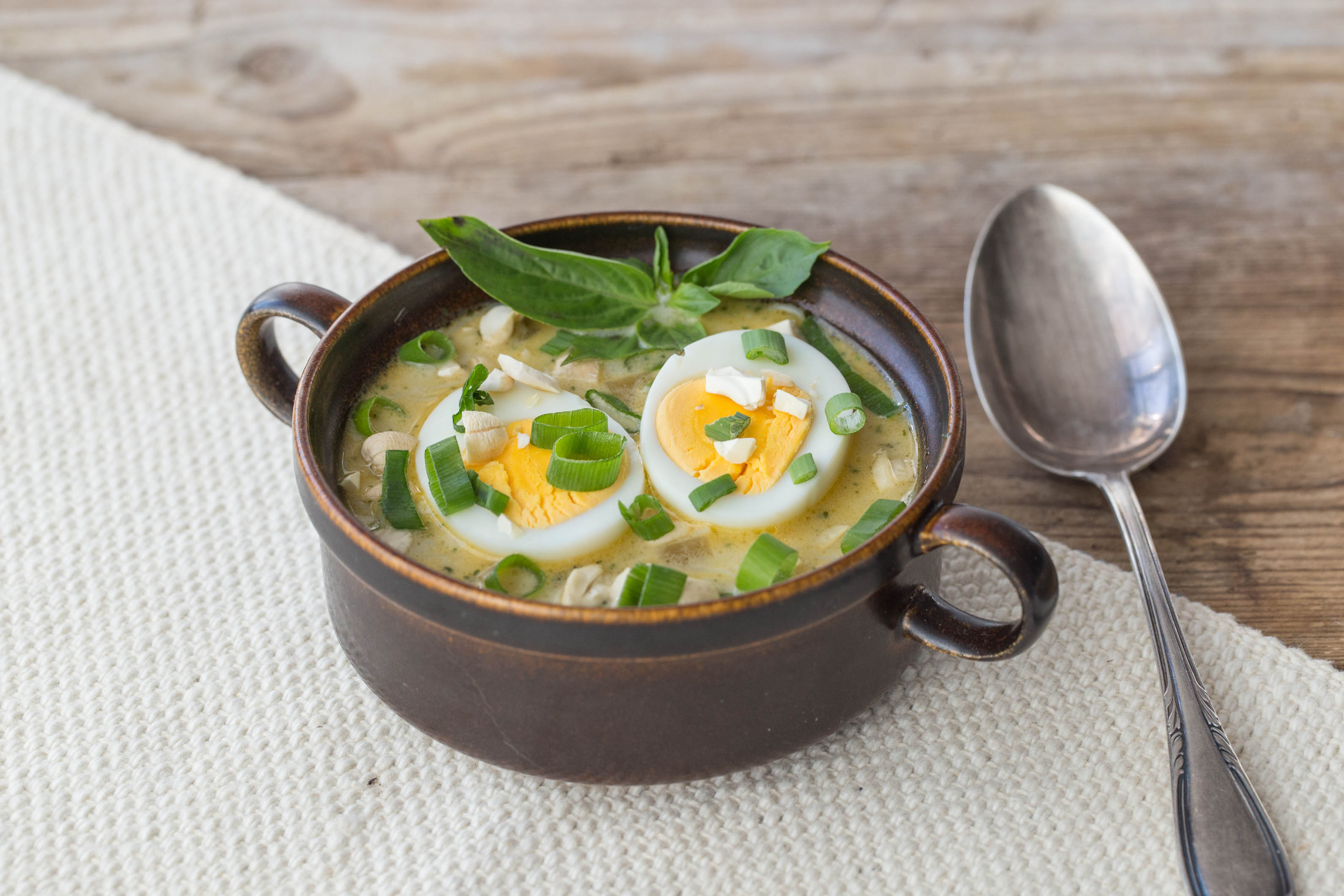 Kokossoep met Thaise basilicum en noedels