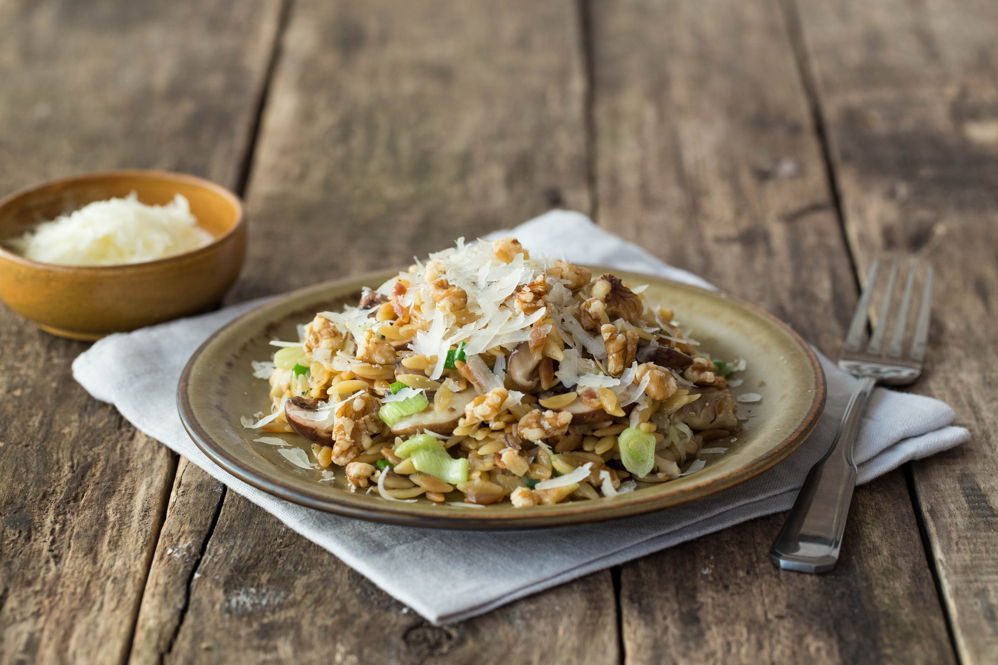 Paddenstoelenrisotto van orzo met knapperige walnoten