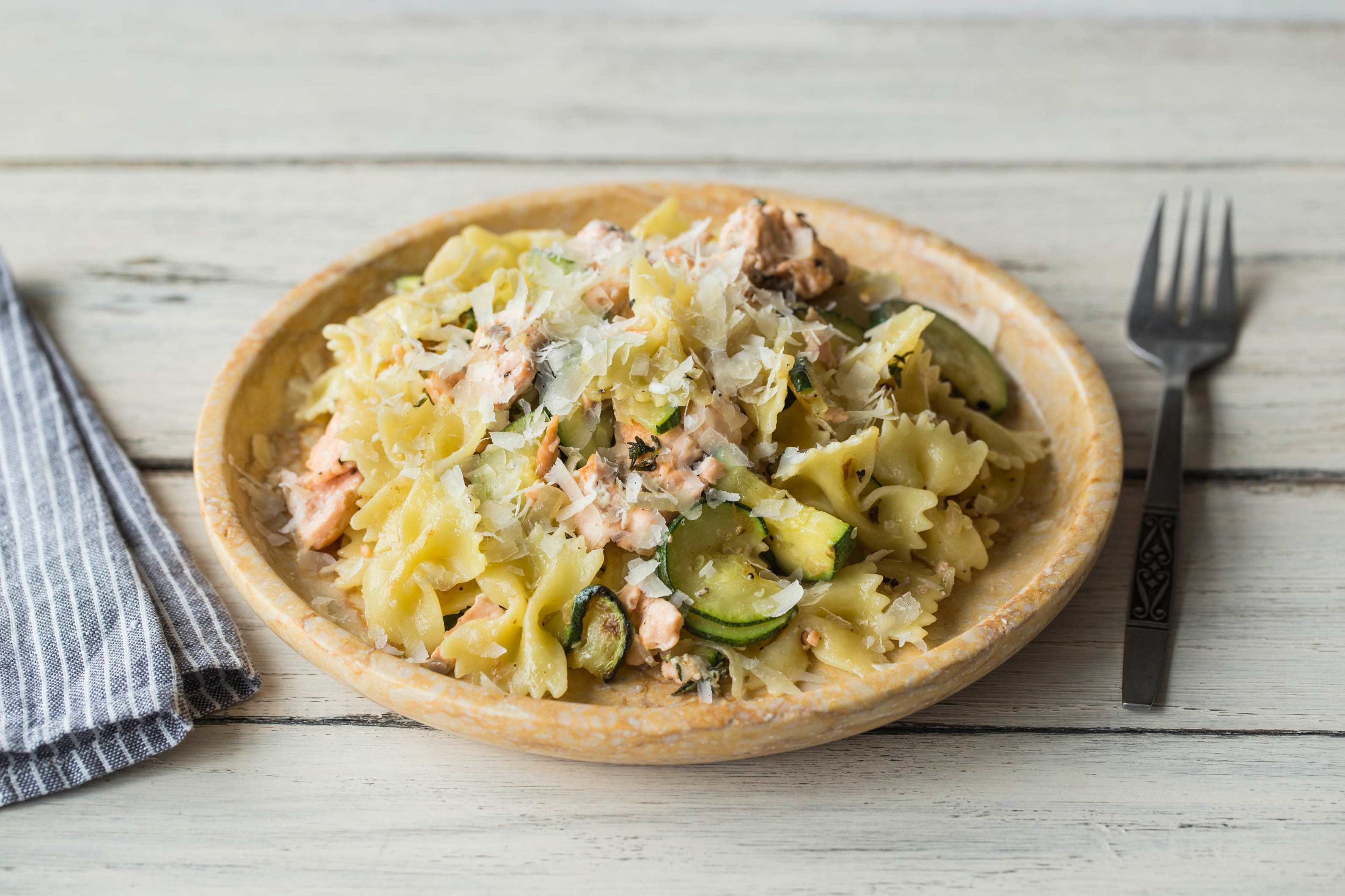 Farfalle met warmgerookte Schotse zalm en grana padano