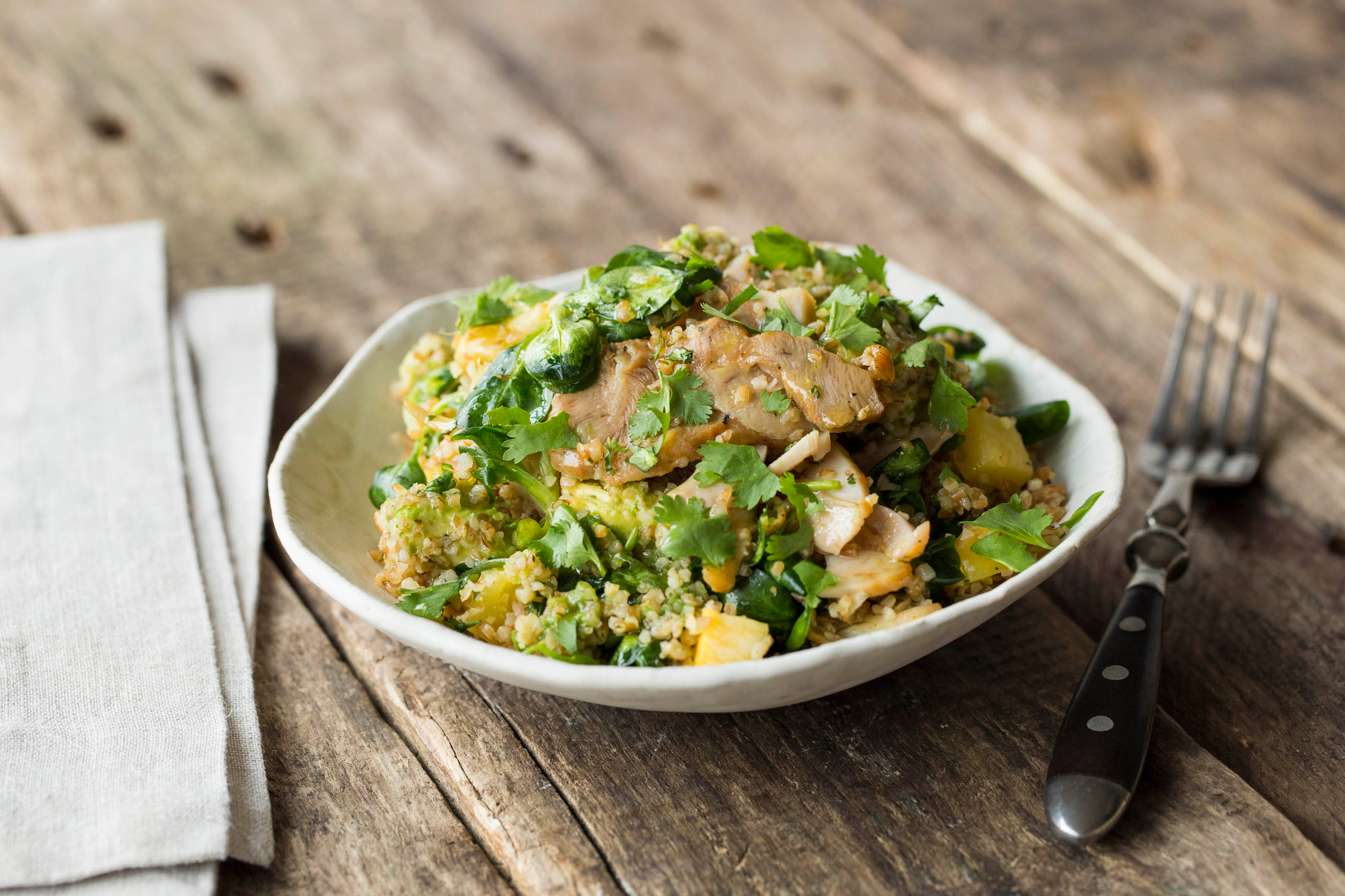 Mediterrane bulgur met kipgyros, gele biet en avocado