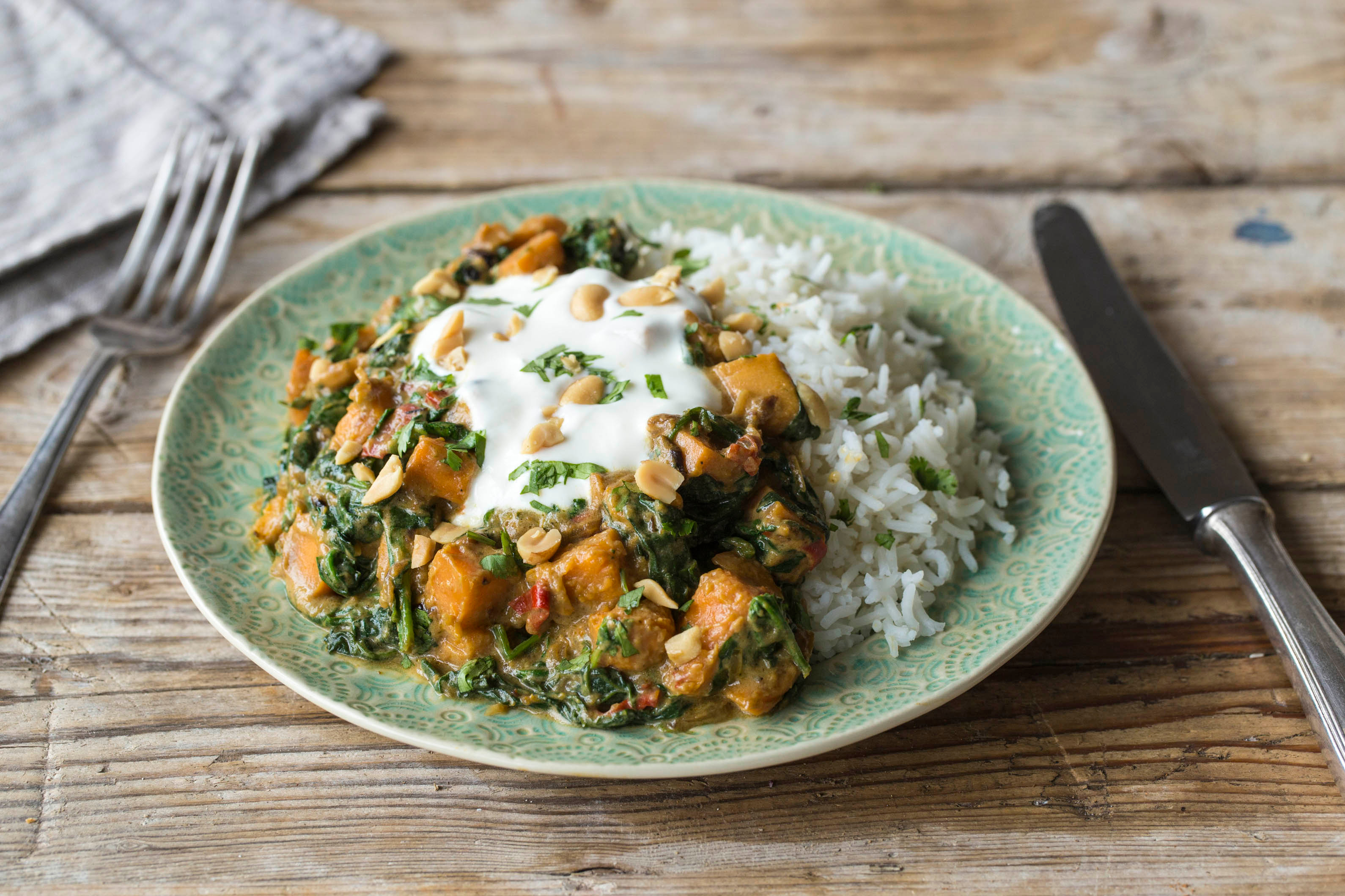 Spinazie-bataatcurry met pinda’s en frisse yoghurt