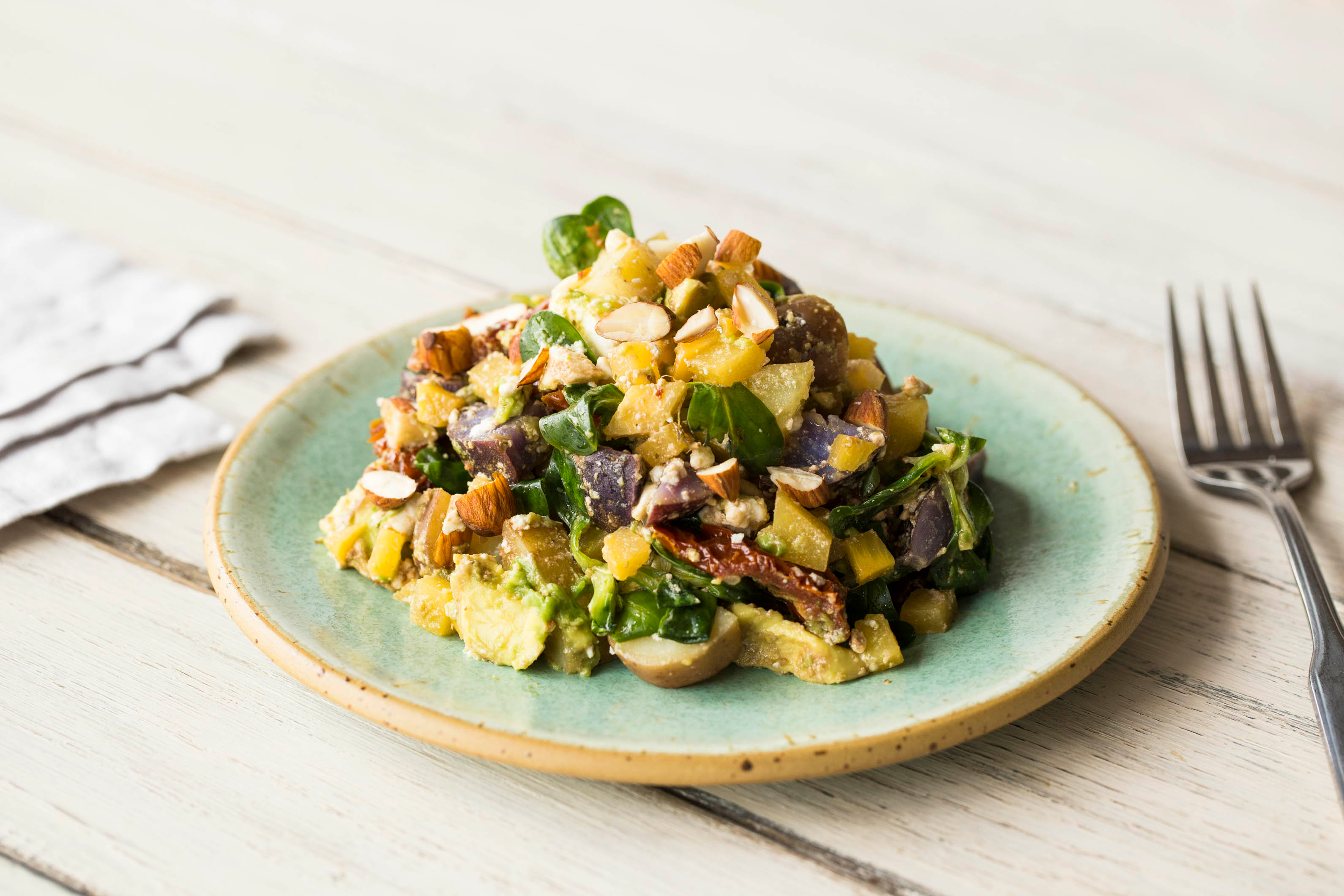 Regenboogkrieltjes met gele biet, avocado, feta en amandelen