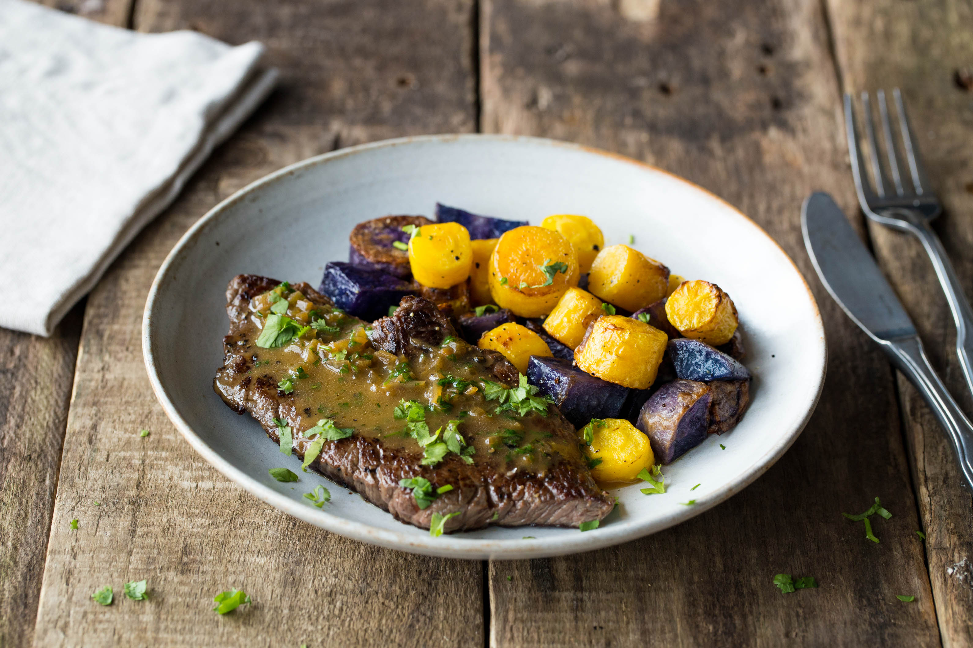 Bunter Frühlingsteller: Bistro-Steak