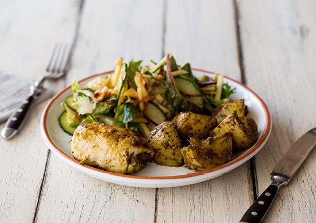 Gevulde kiprolletjes met bospaddenstoelenpesto, krieltjes en salade