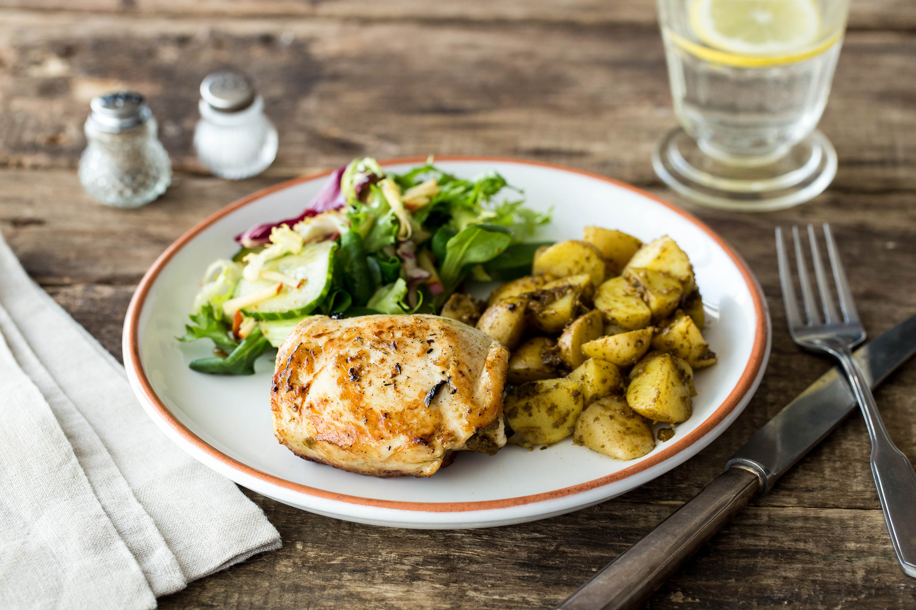 Gevulde kiprolletjes met bospaddenstoelenpesto, salade en krieltjes