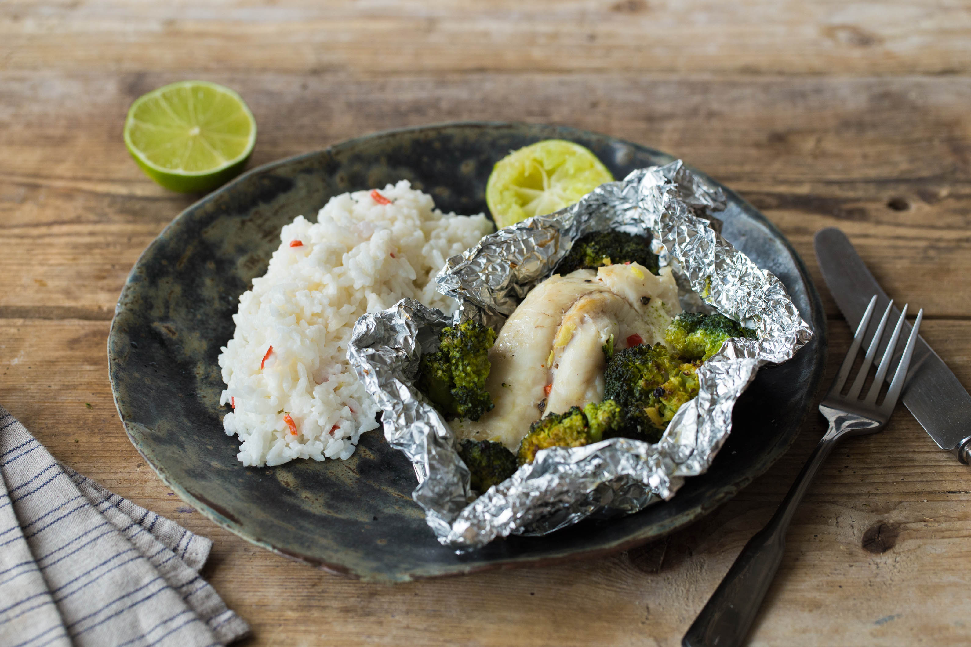 Oosters vispakketje met gestoomde broccoli en rijst