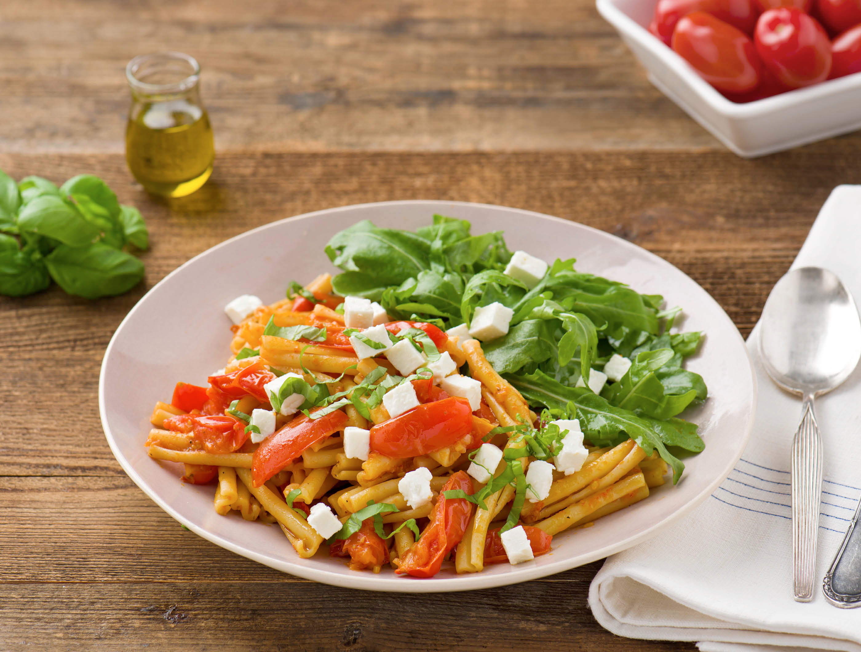 Casarecce met rode pesto, romatomaten en feta