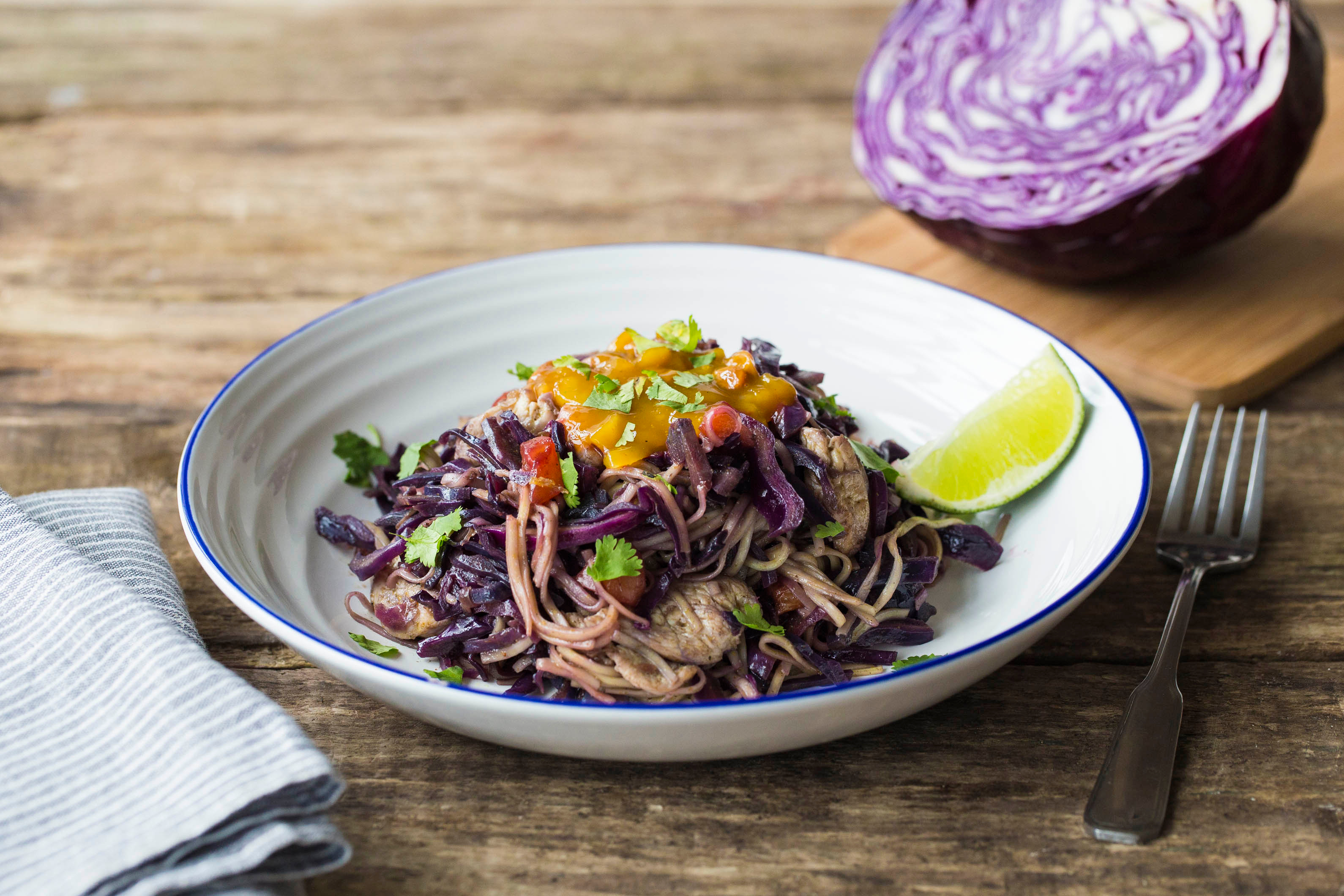 Noedels met kip, rodekool en mangochutney