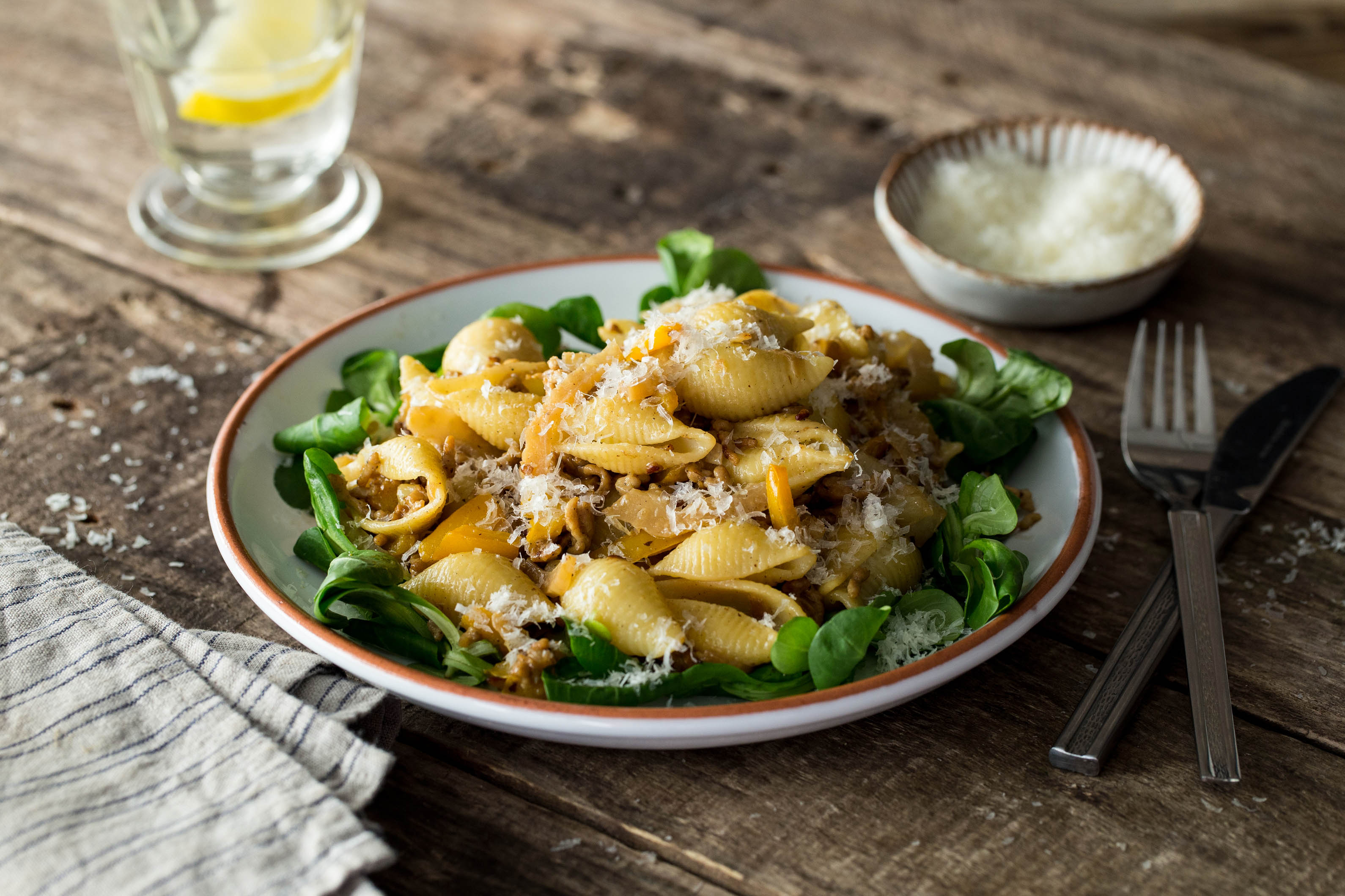 Conchiglie met kruidig kipgehakt en pecorino