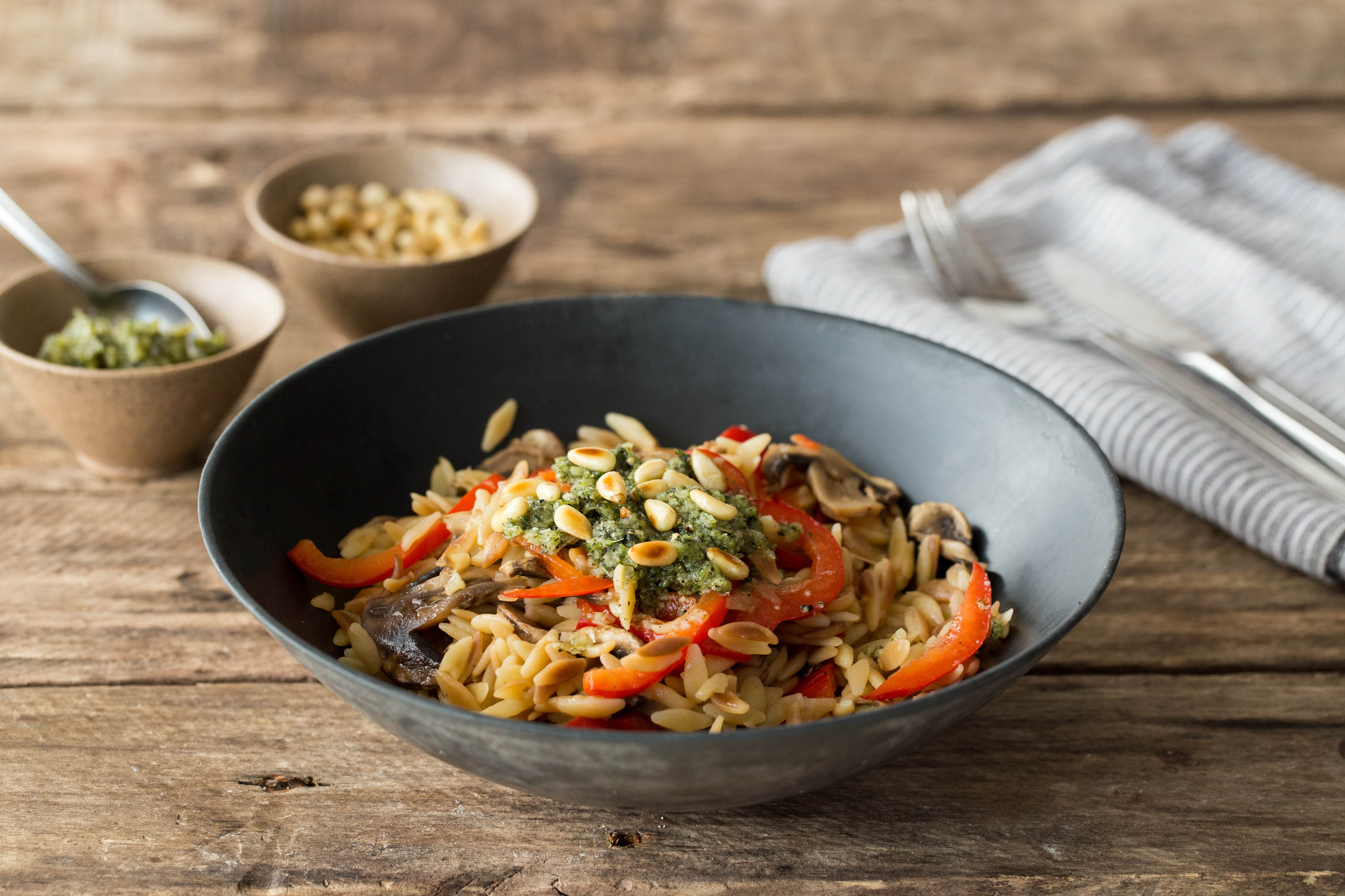 Orzo met rode paprika, champignons en oreganopesto