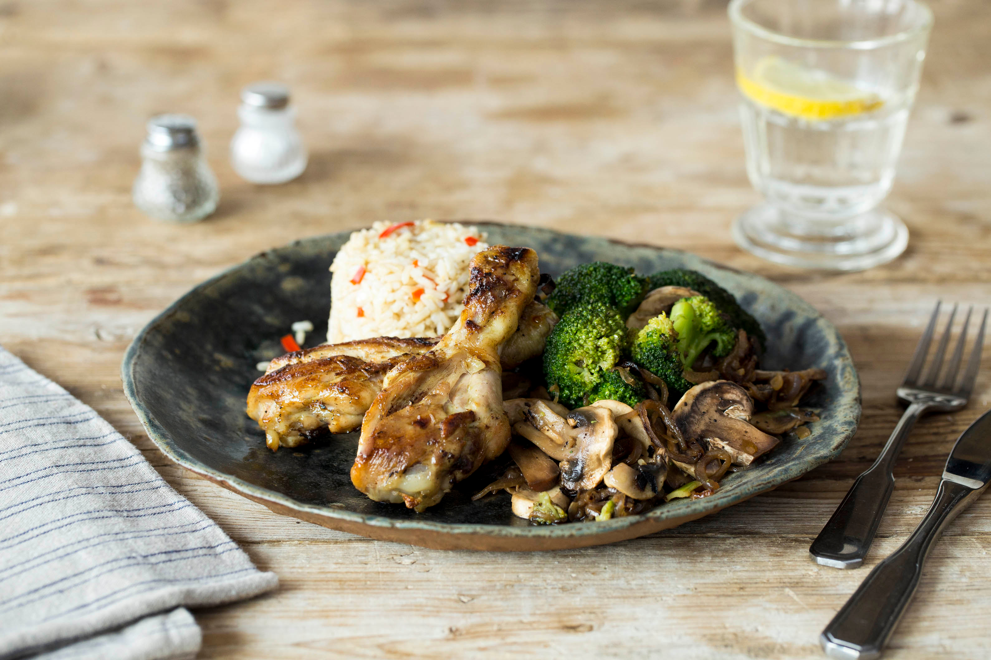 Gemarineerde kipdrumsticks met Oosterse rijst en groenten