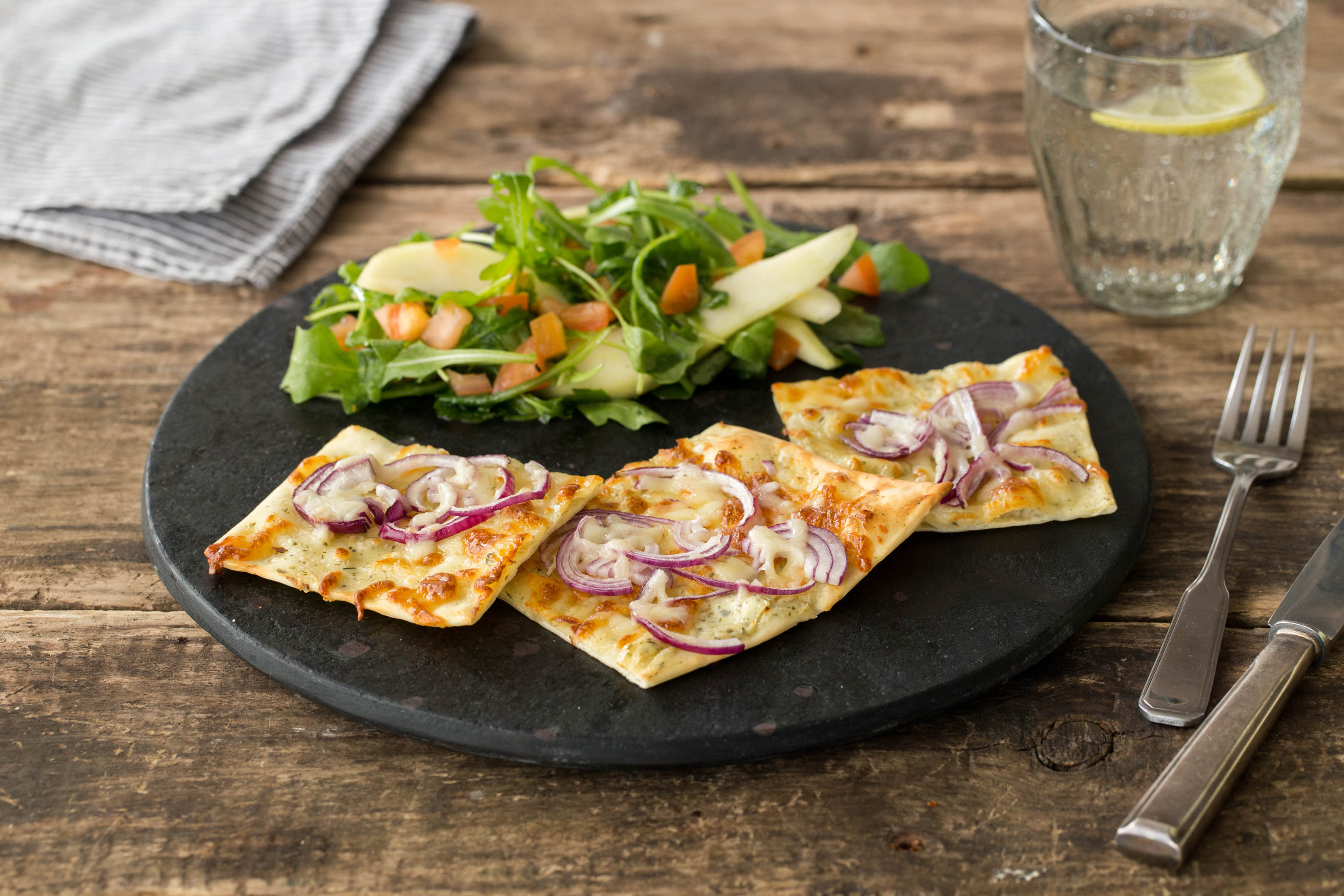 Flammkuchen mit Kräuterfrischkäse