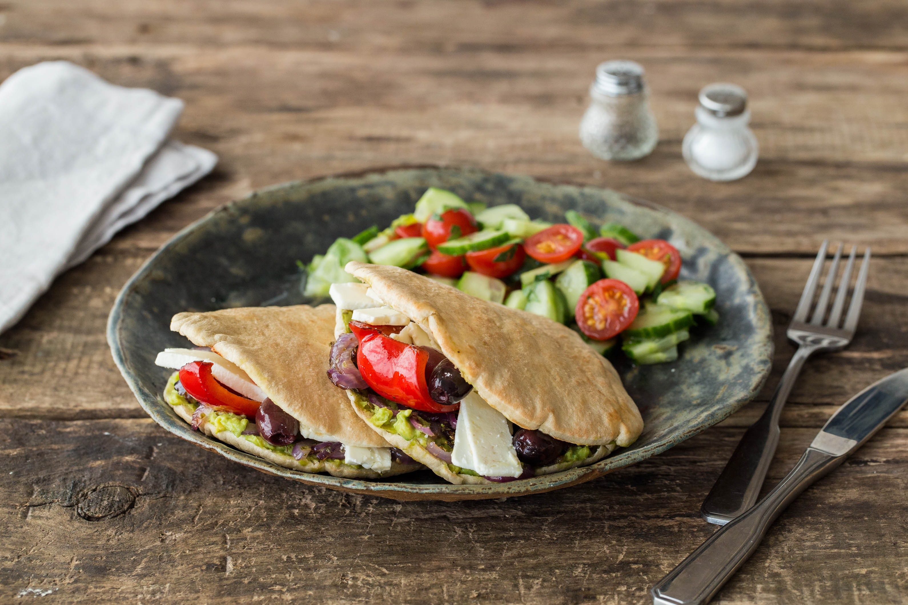 Pita-Taschen gefüllt mit Avocado