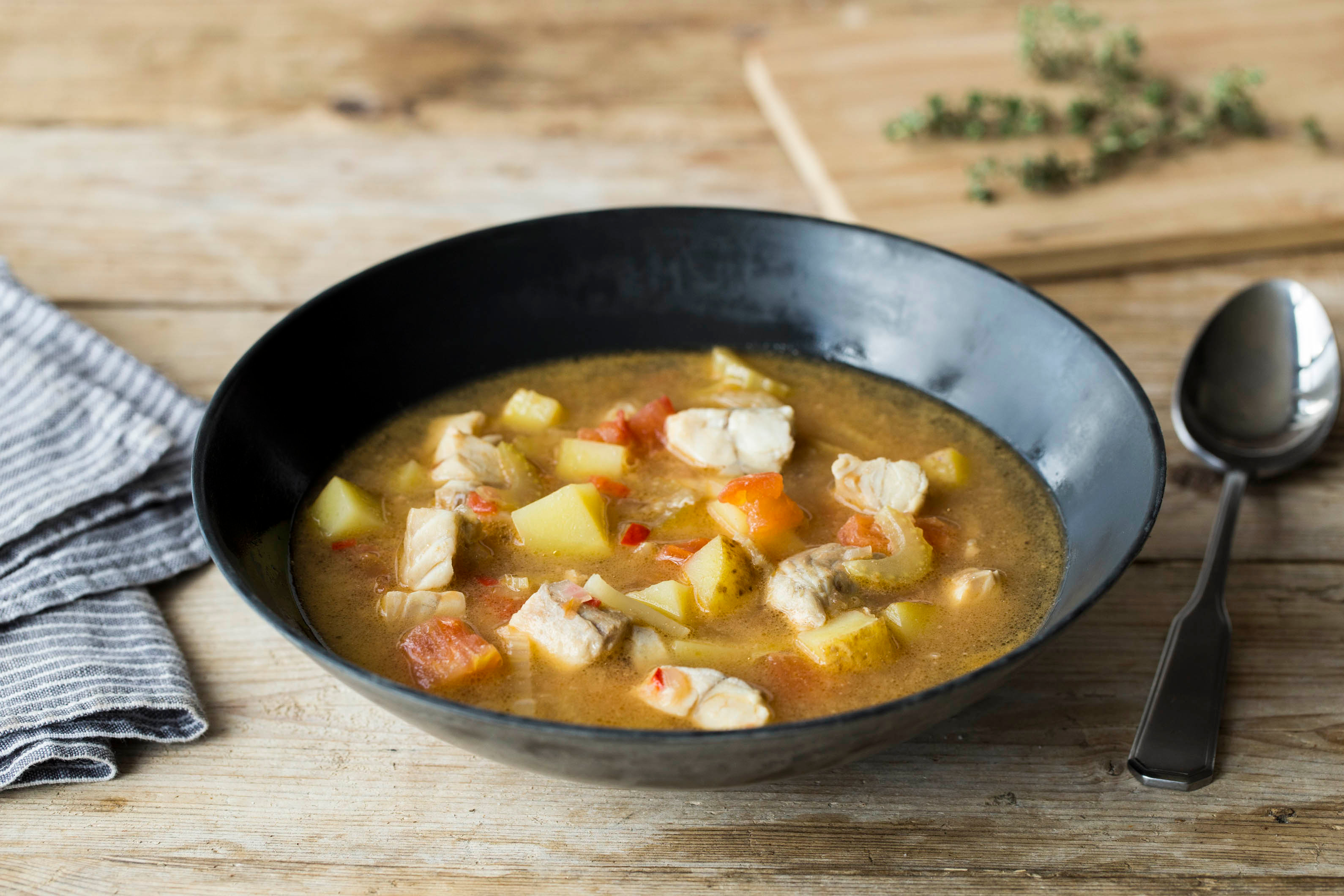 Heldere vissoep met citroen en tijm