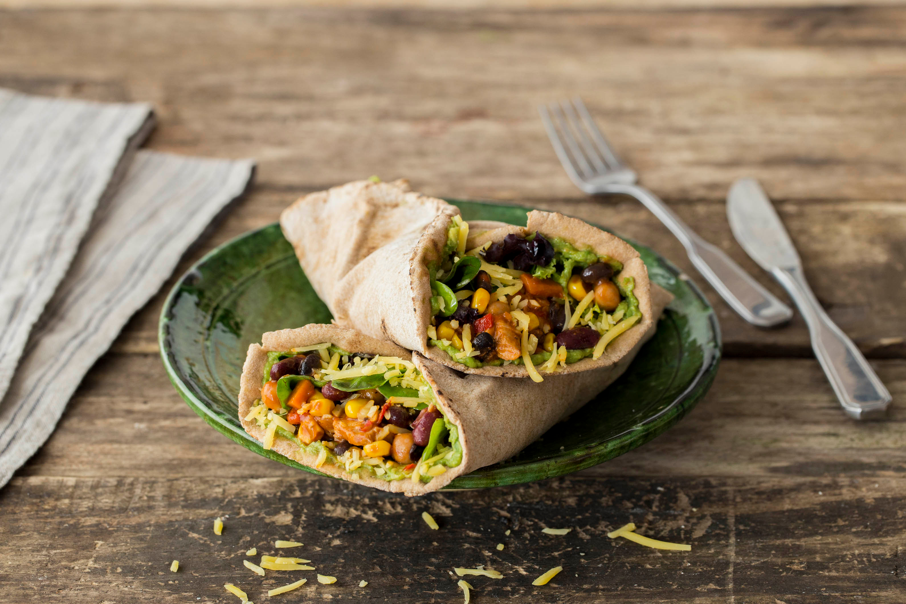 Libanese wraps met kipfilet, gemengde bonen en avocado