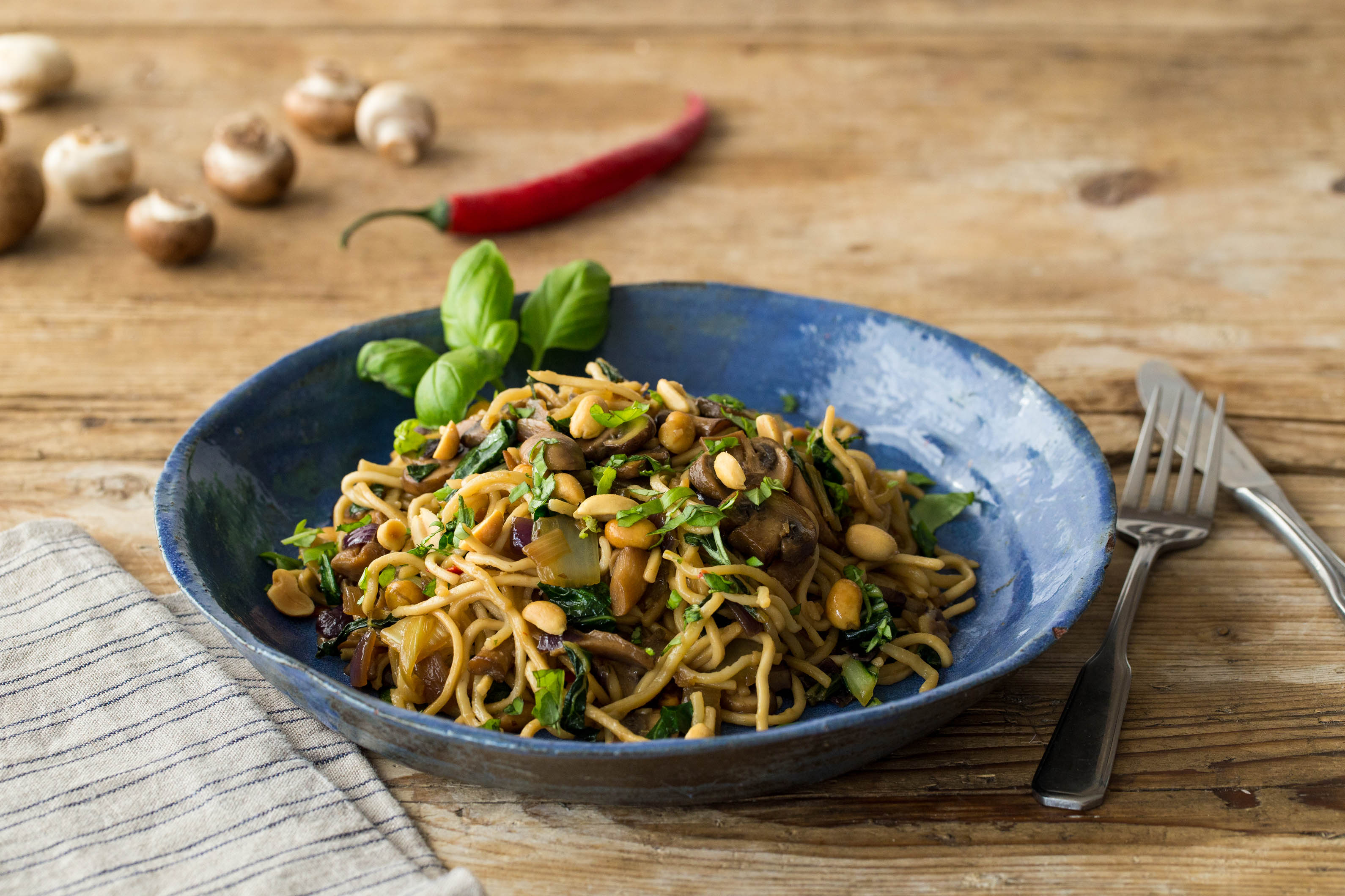 Noedels met gemengde paddenstoelen, paksoi en pinda’s