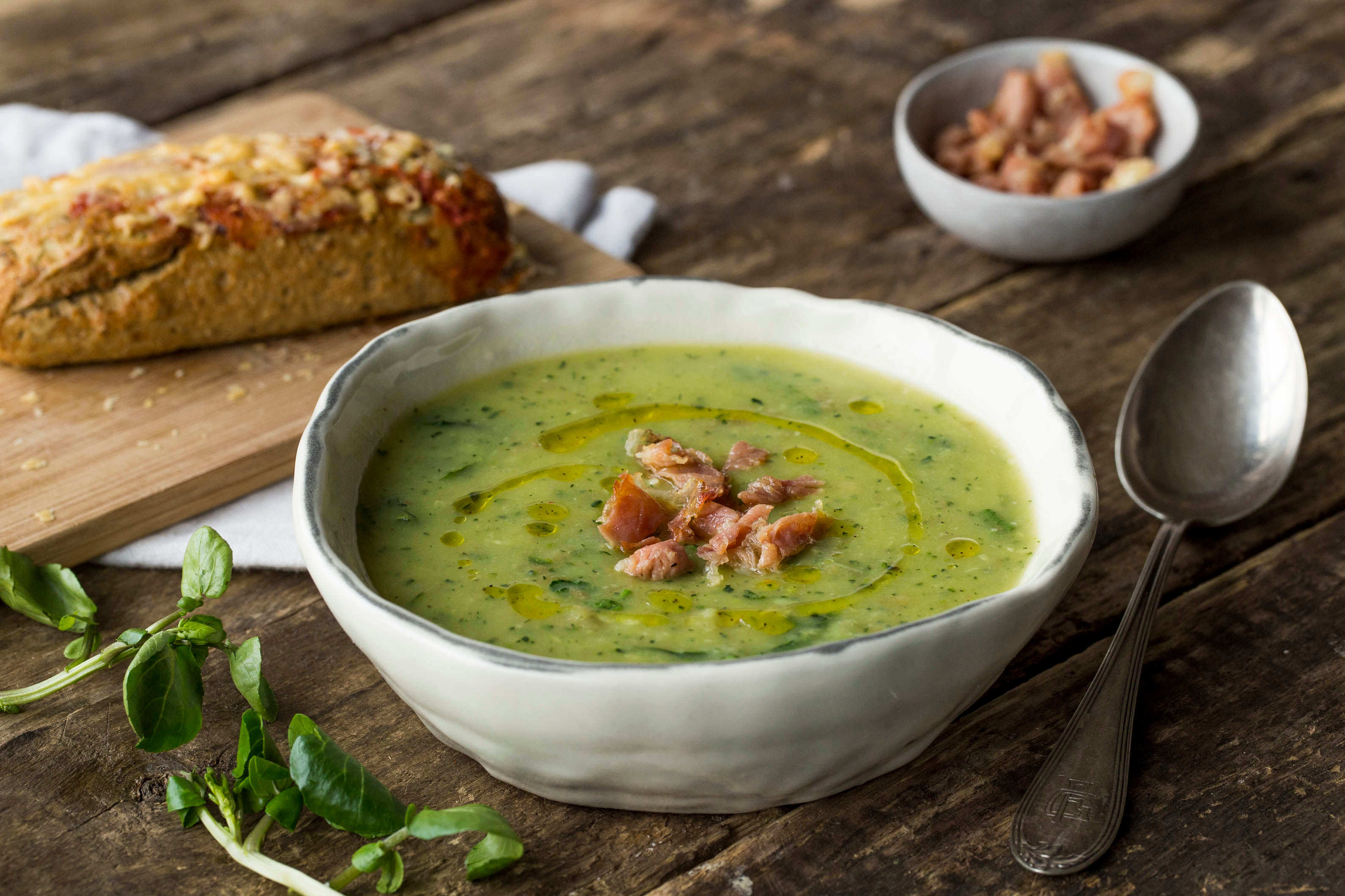 Waterkers-courgettesoep met serranoham en Mediterraan kaasbroodje