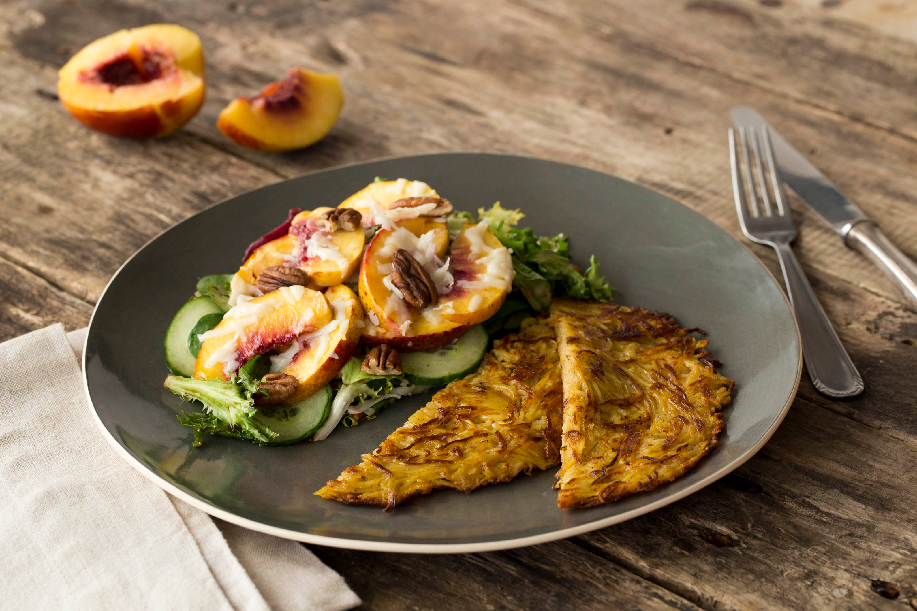 Aardappelrösti en salade met nectarine en geitenkaas uit de oven