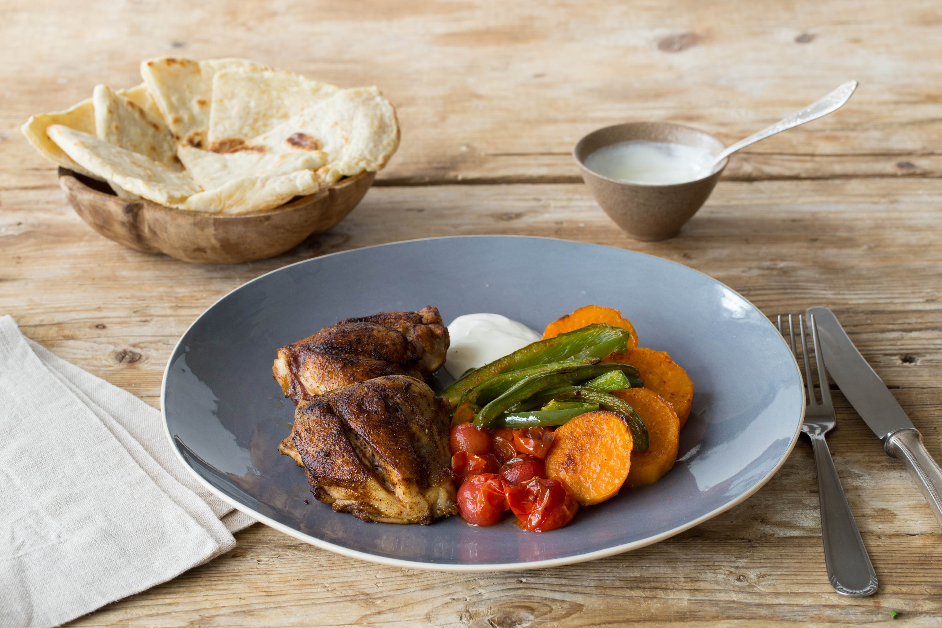 Gebakken kippendij met groenten met baharat, naanbrood en frisse yoghurt