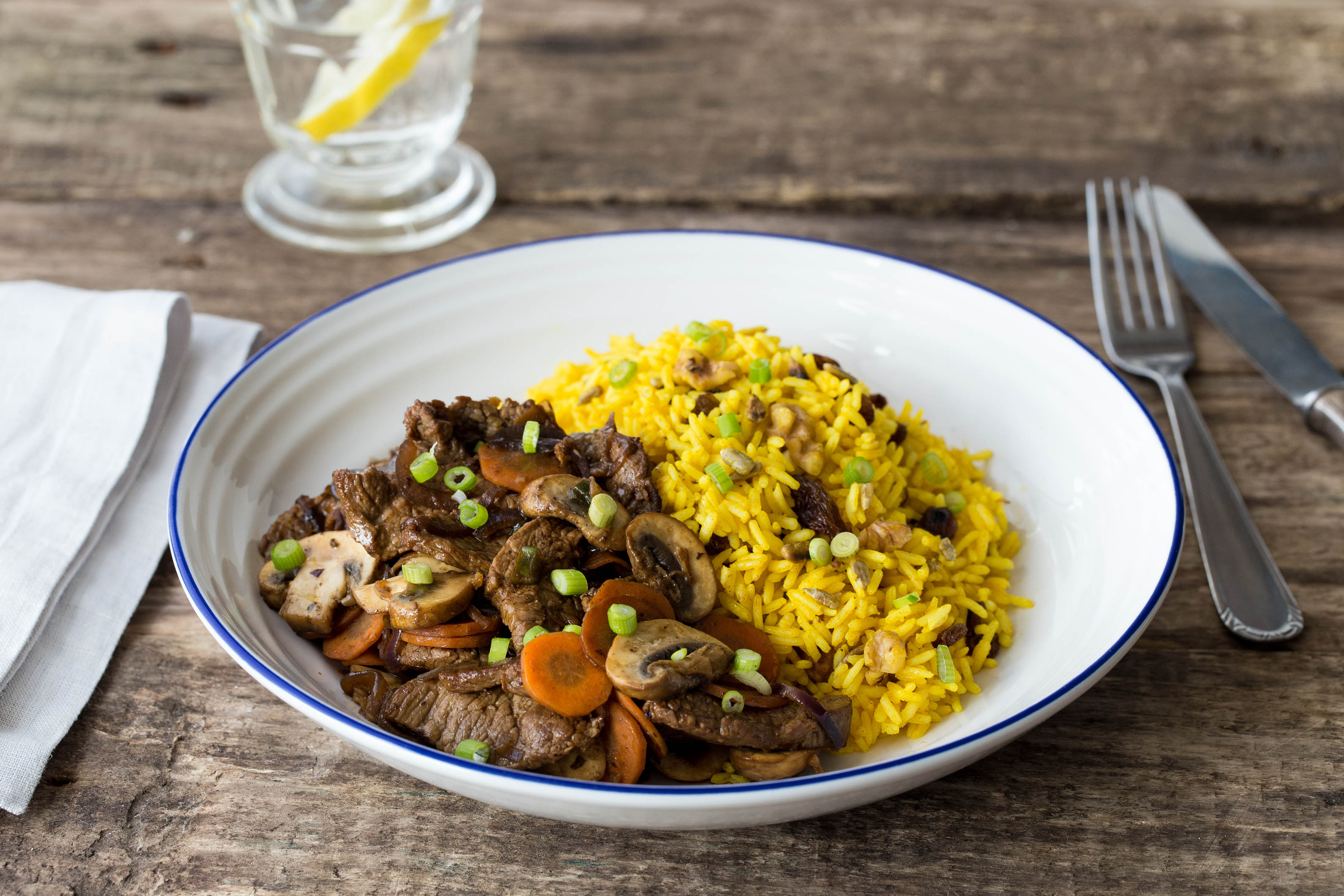 Oosterse biefstukreepjes met gele rozijnen-pittenrijst