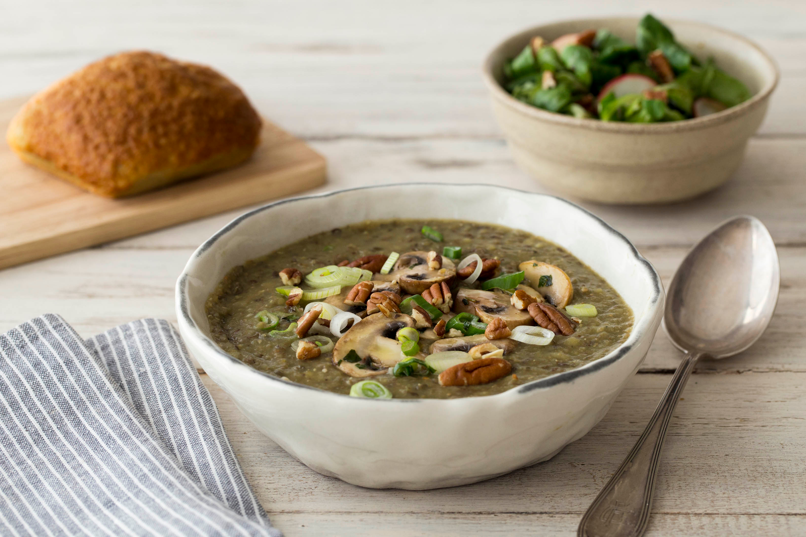 Prei-linzensoep met spinazie-kaasbroodje en frisse salade