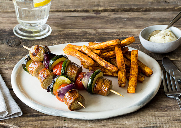 Bratwurst-Spieße mit knusprigen Maniok-Pommes