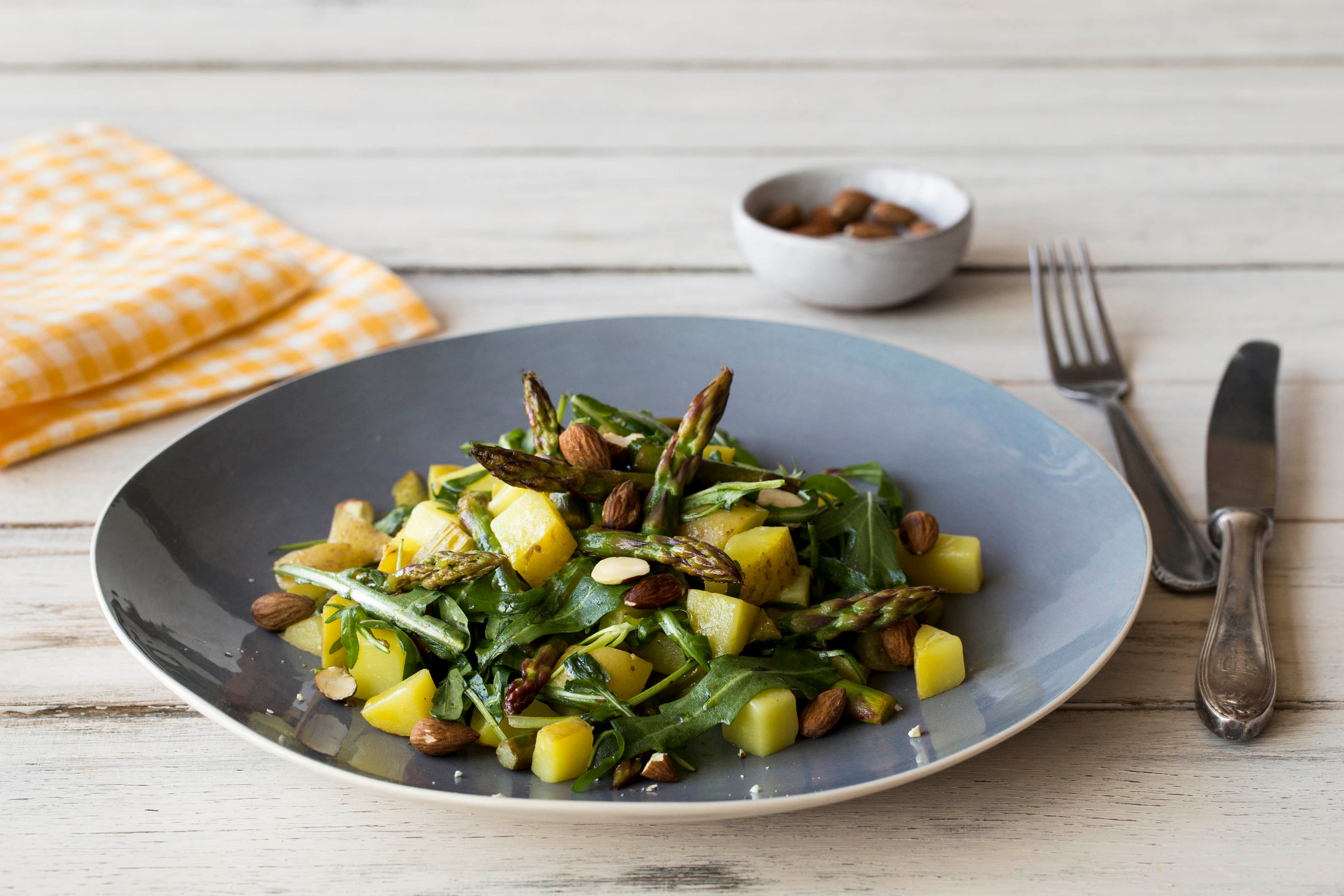 Lauwwarme salade met aardappel, groene asperges en feta