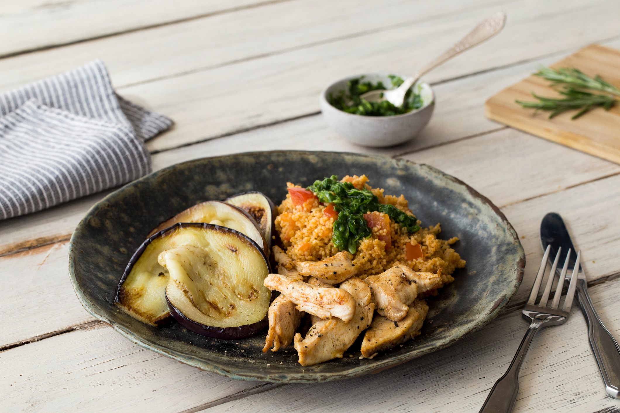 Couscous met gemarineerde kipfiletreepjes en rucoladressing