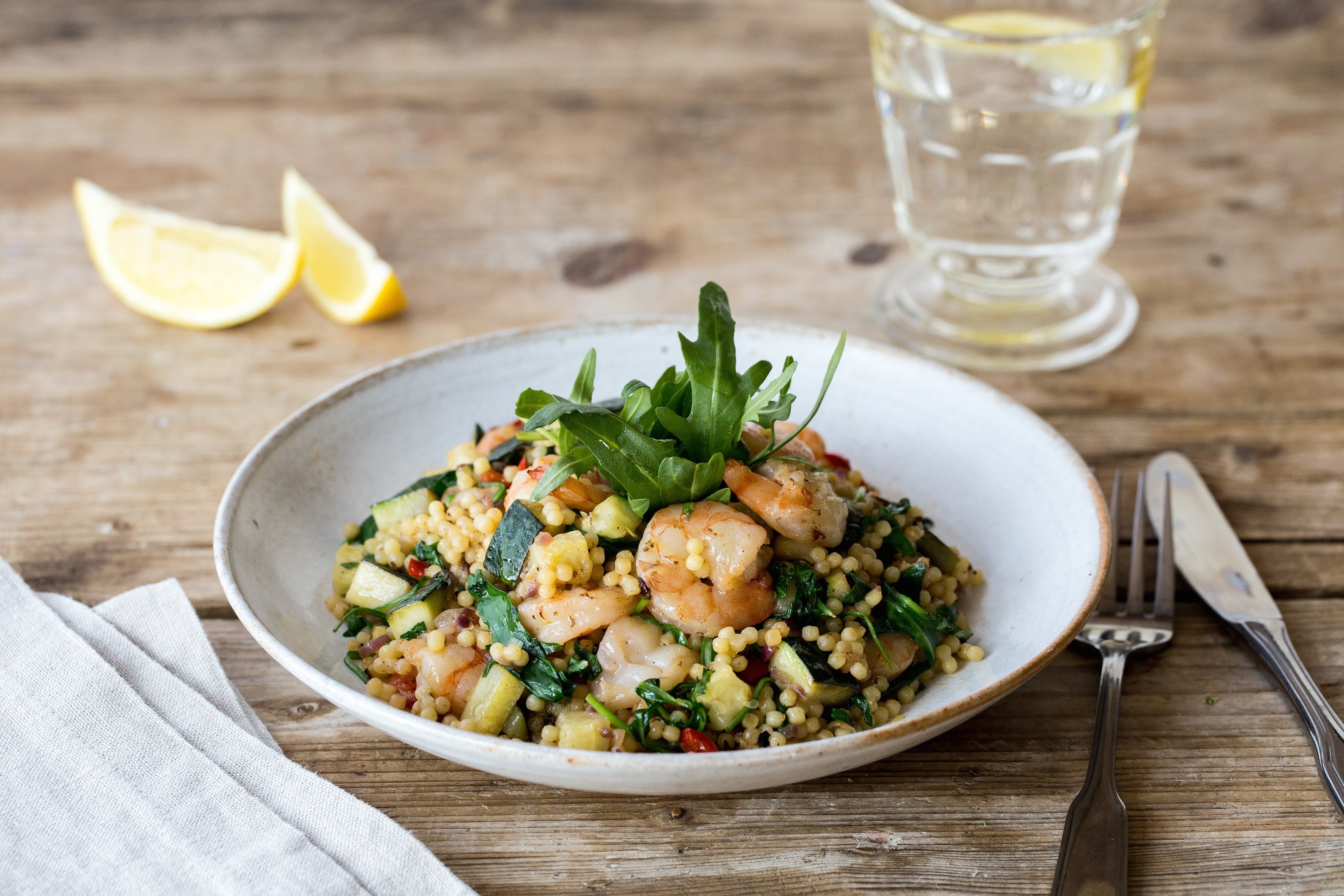 Parelcouscous met reuzengarnalen en verse kruiden