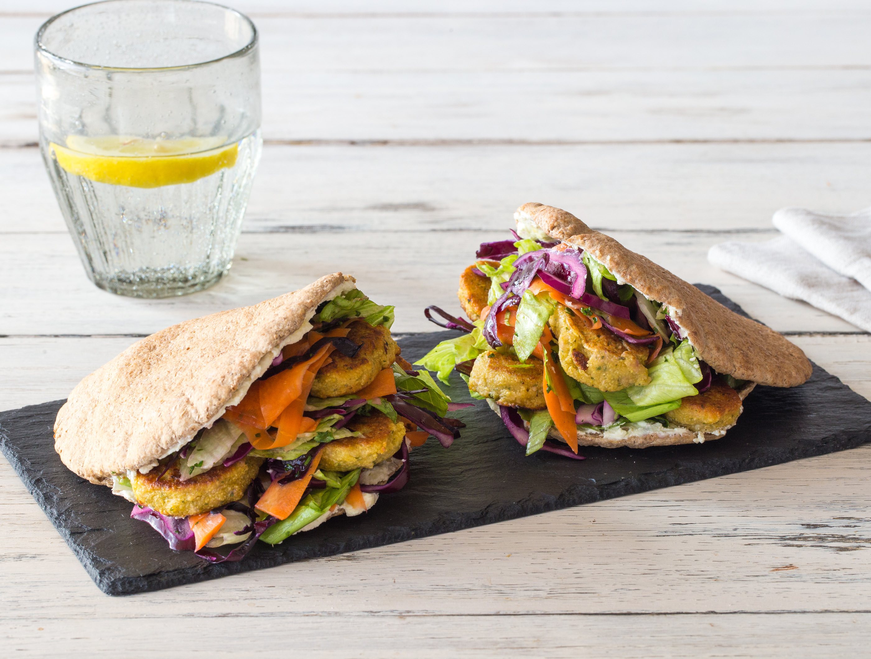 Volkoren pitabrood met falafel, rodekoolsalade en labne