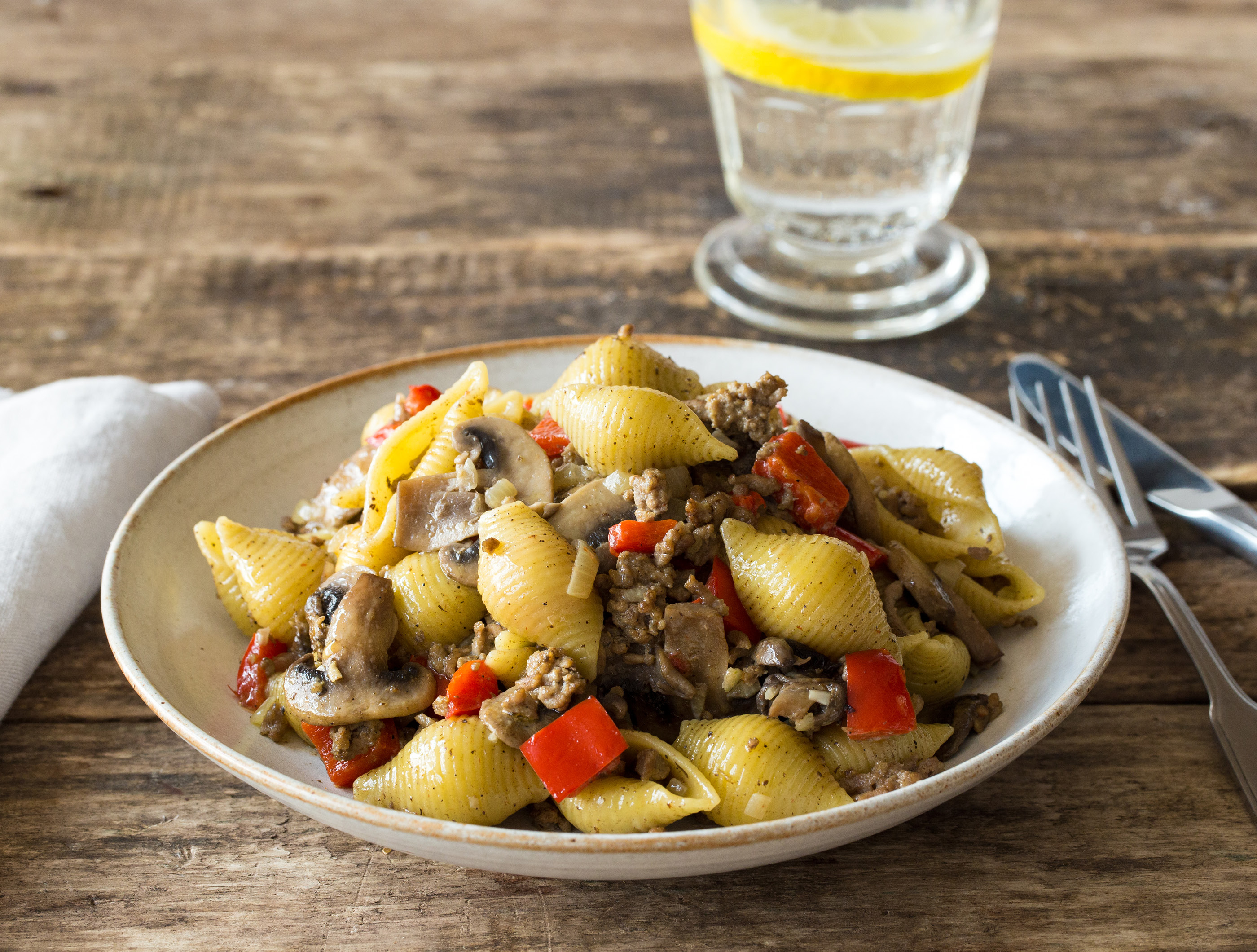 Romige conchiglie met kruidig kipgehakt