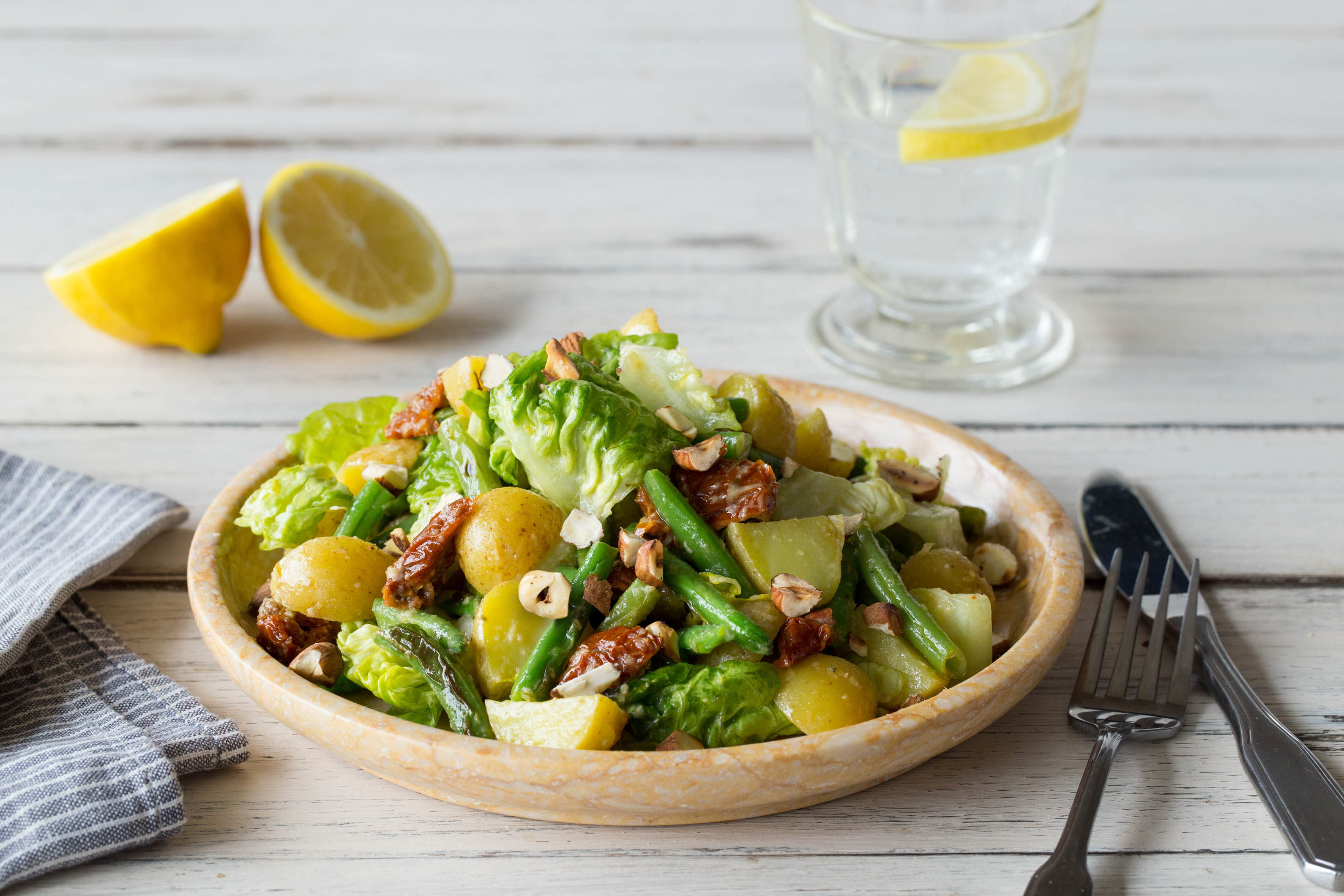 Warme krieltjessalade met zongedroogde tomaten, hazelnoten en grana padano